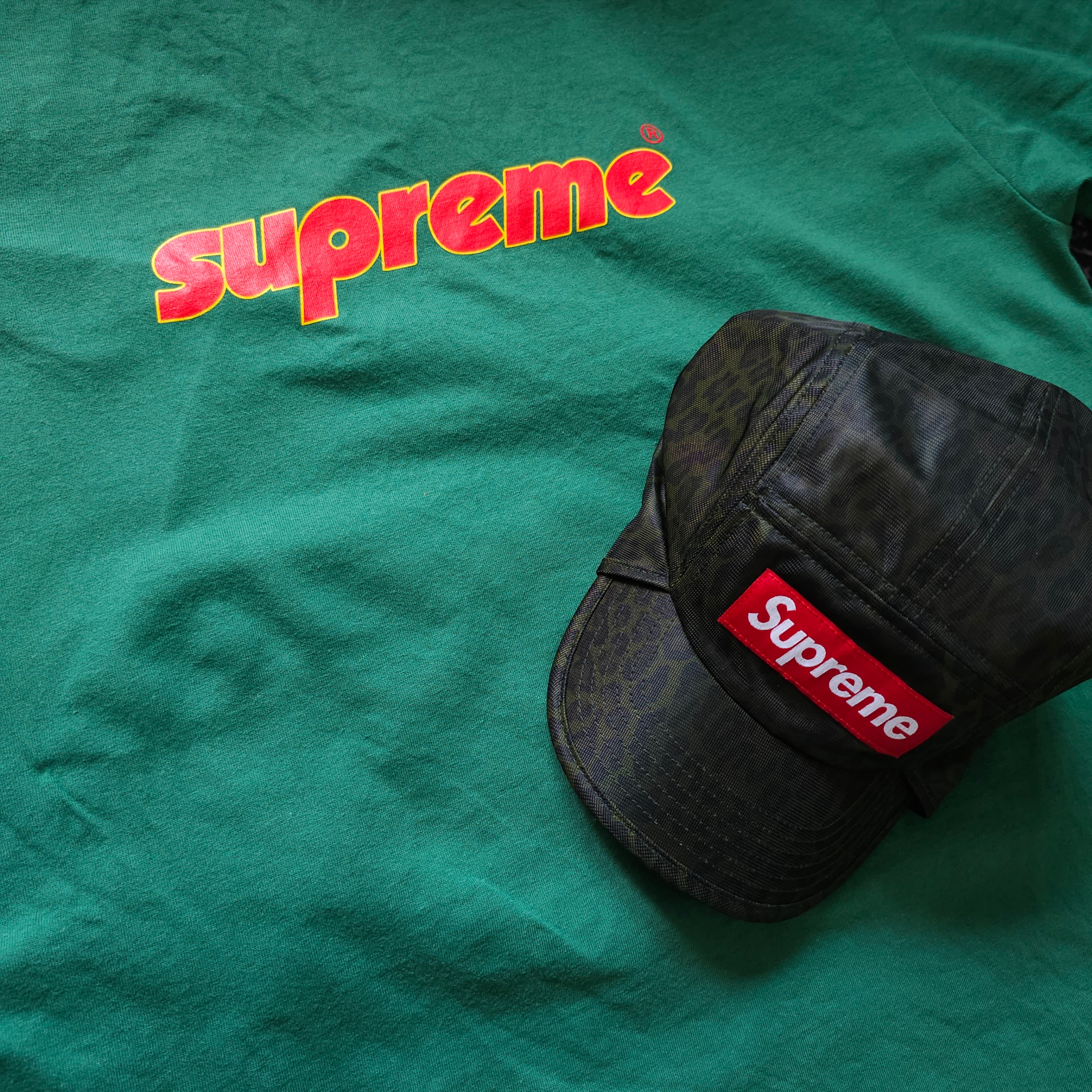 Supreme Mesh Sunshield Camp Cap Leopard - 24SS, Supreme Pinline T-Shirt Light Pine - 24SS 착용 스타일