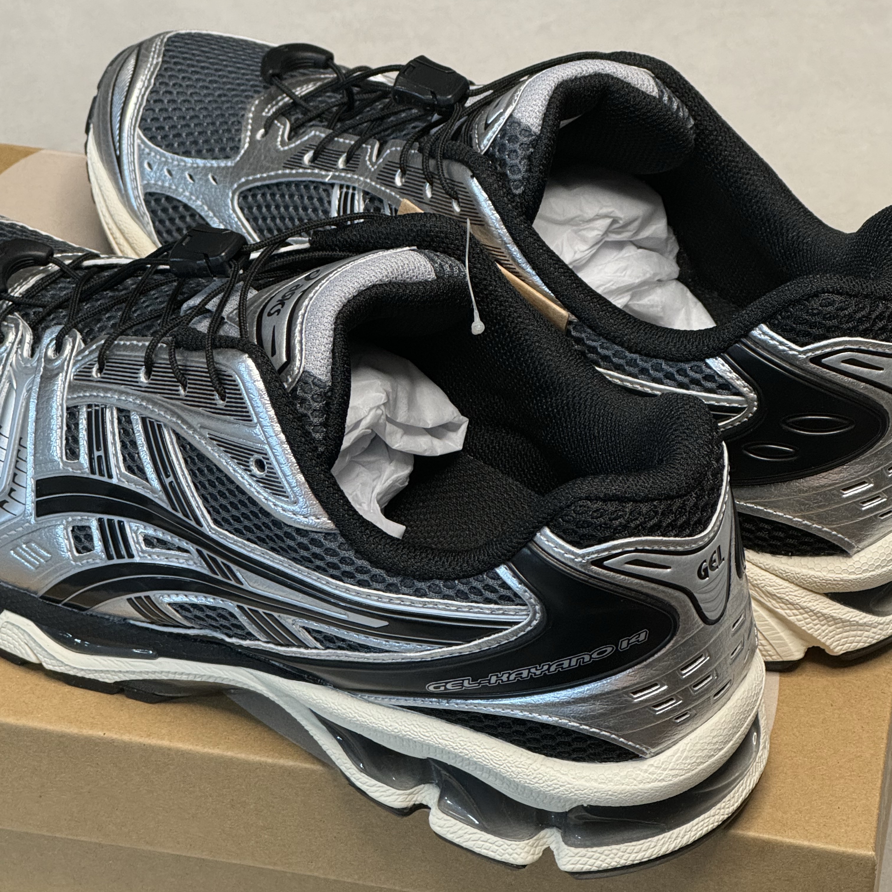 Asics Unlimited Gel-Kayano 14 Carrier Grey Black 착용 스타일 - 2