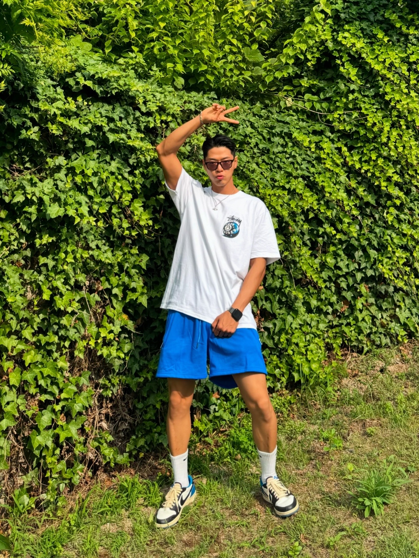 Jordan 1 x Travis Scott x Fragment Retro Low OG SP Military Blue, Stussy x Born X Raised 8 Ball T-Shirt White 착용 스타일 - 5