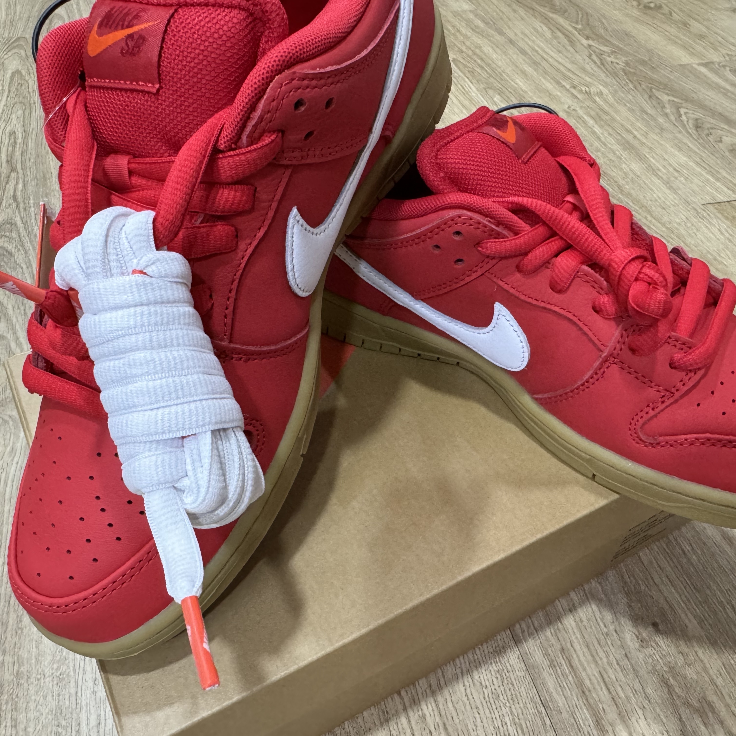 Nike SB Dunk Low Pro University Red White 착용 스타일