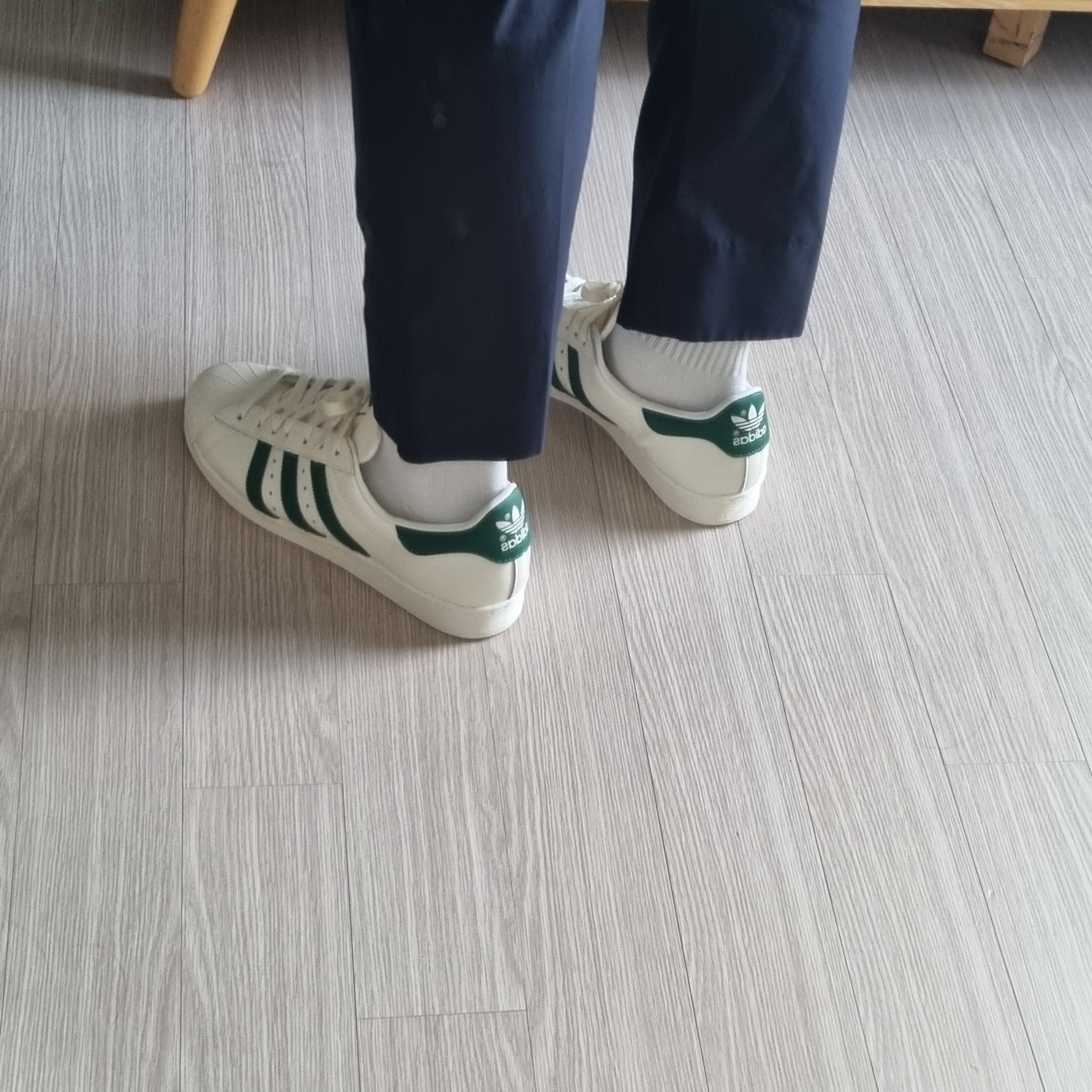 Adidas Superstar 82 Off White Dark Green 착용 스타일 - 5