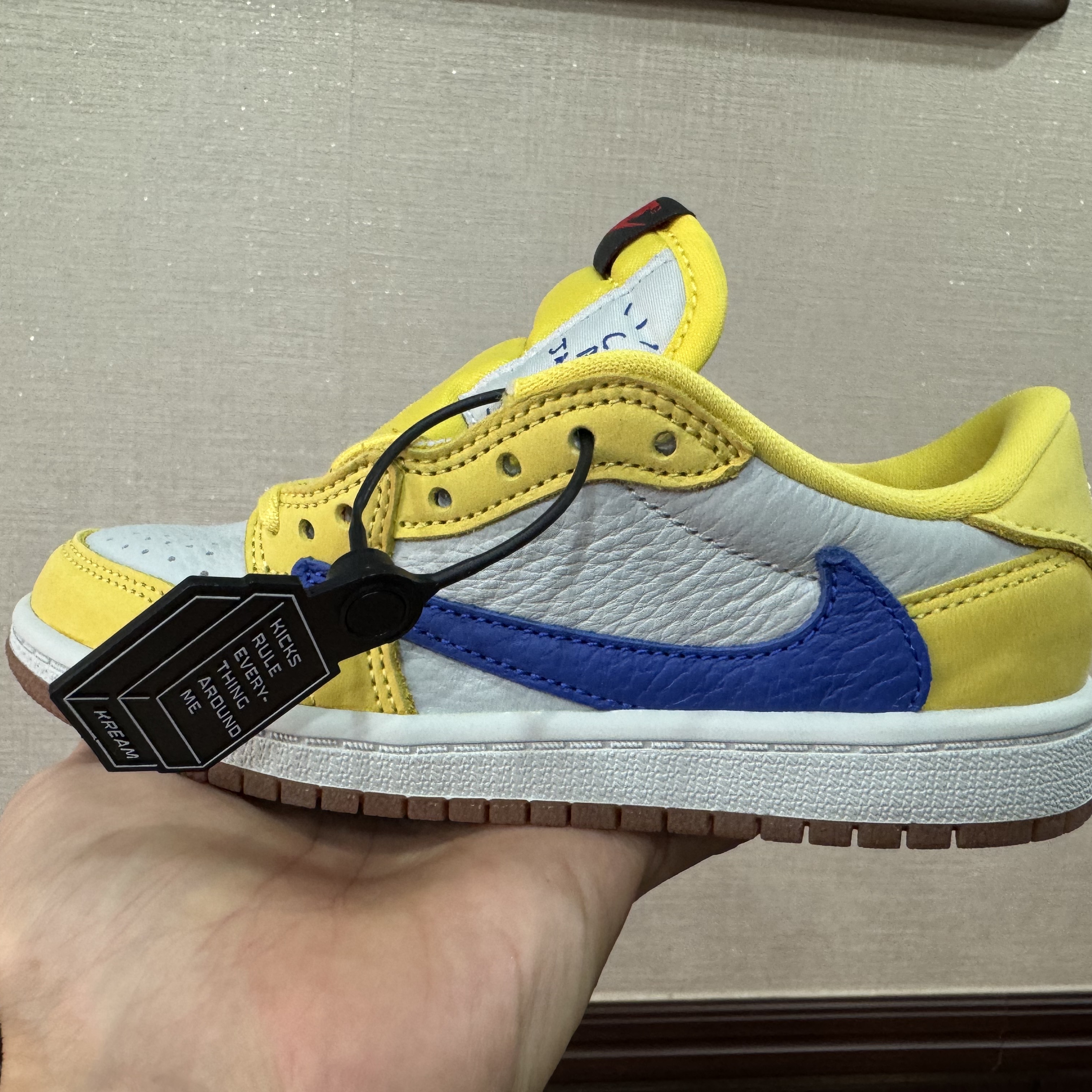 (PS) Jordan 1 x Travis Scott Retro Low OG SP Canary 착용 스타일 - 1