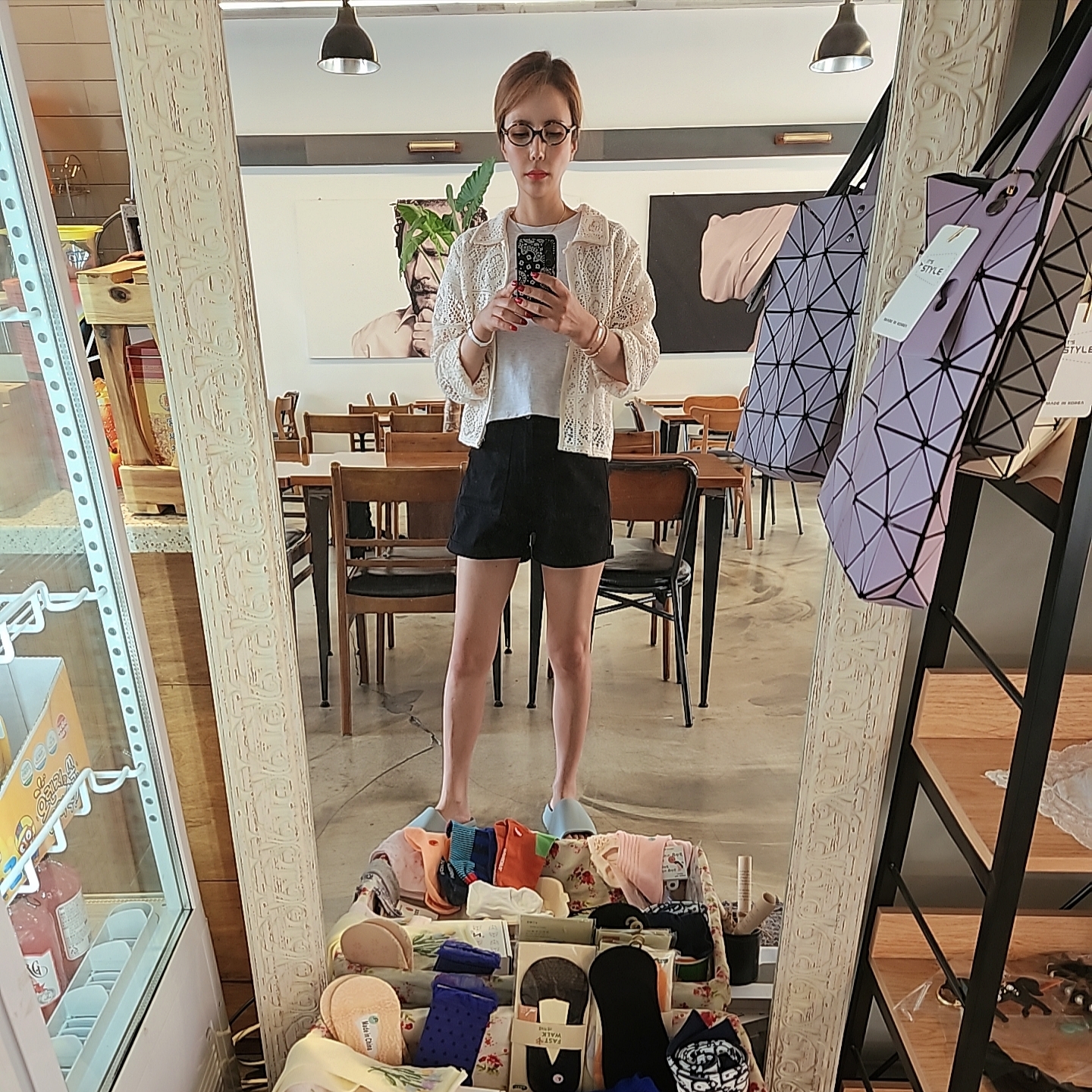 Miu Miu Crochet Tote Bag Blue Eder Tulip, (W) Hermes Chypre Sandal Suede Goatskin & Rose Perle Noir 착용 스타일 - 4