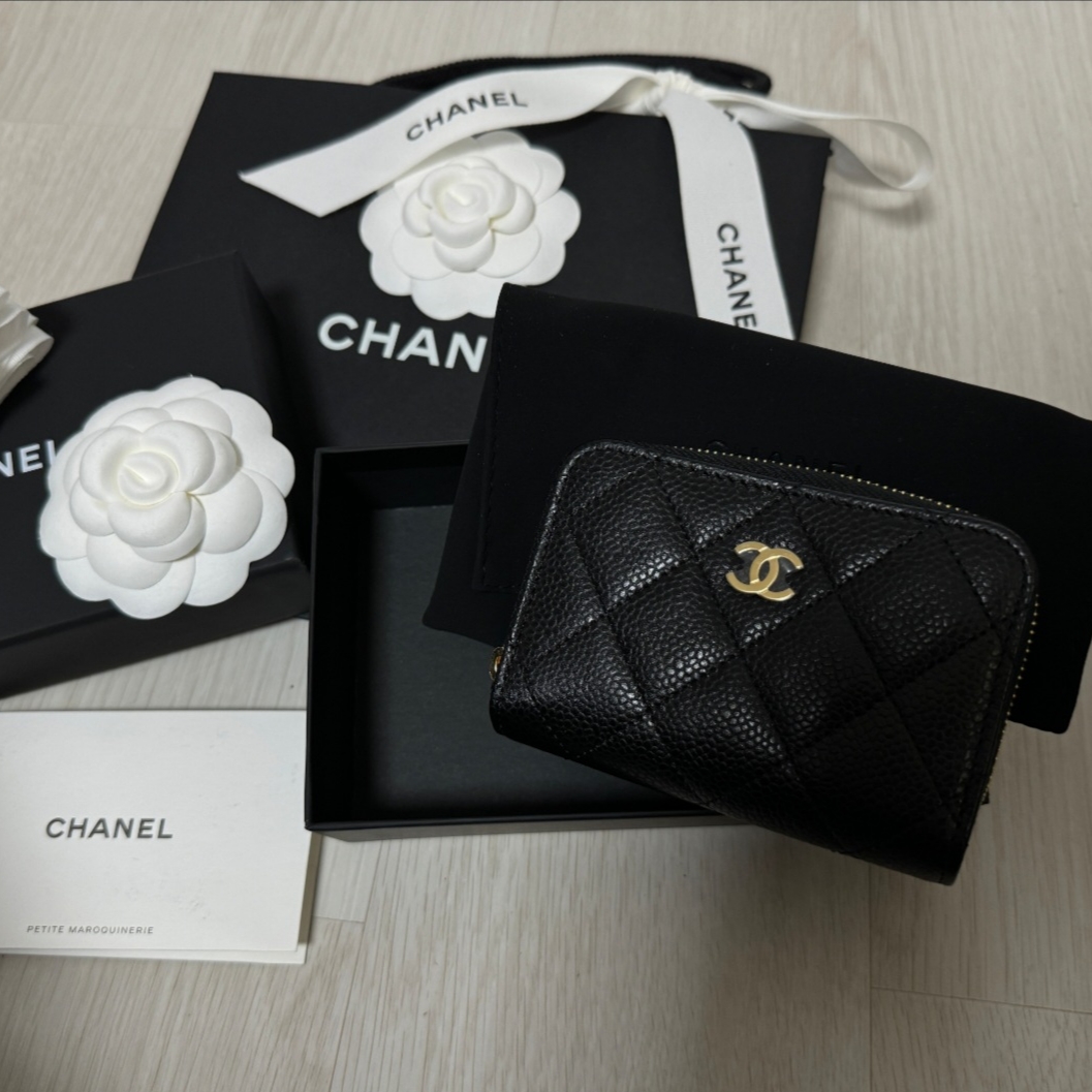 Chanel Classic Zipped Coin Purse Grained Calfskin & Gold Black 착용 스타일 - 1