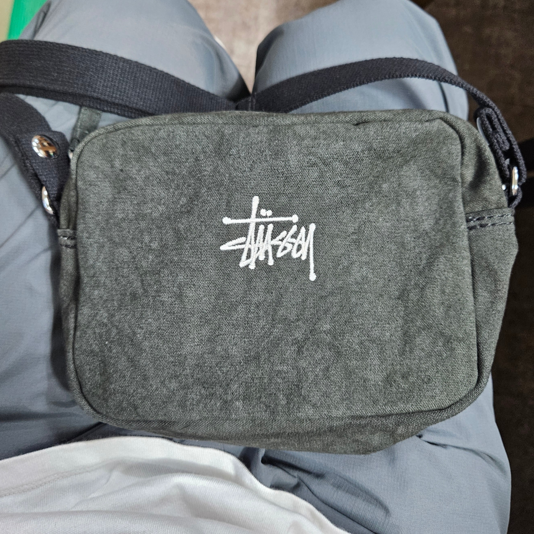 Stussy Canvas Side Pouch Washed Black 착용 스타일