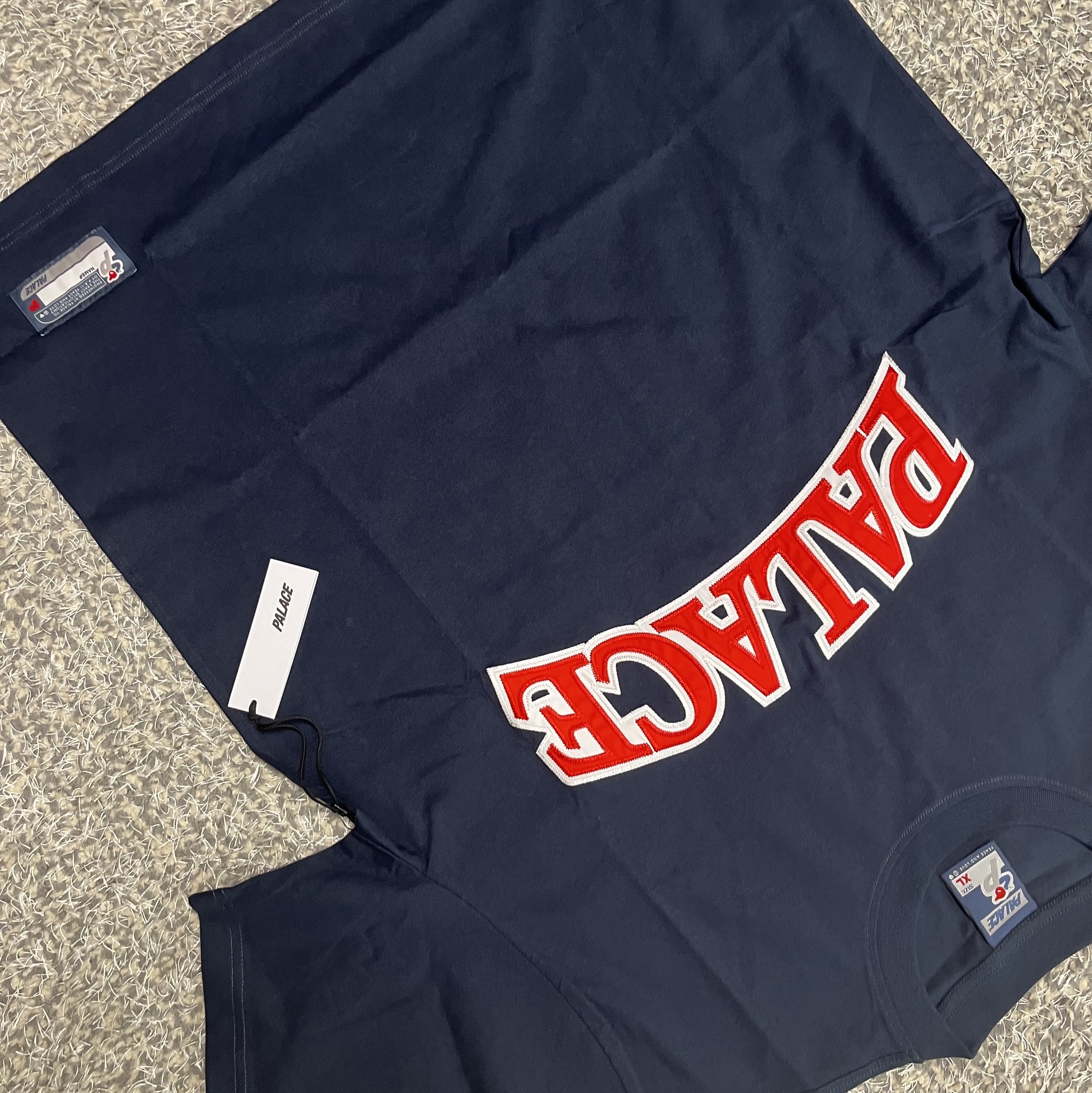 Palace Arc Applique T-Shirt Navy - 24SS 착용 스타일 - 1