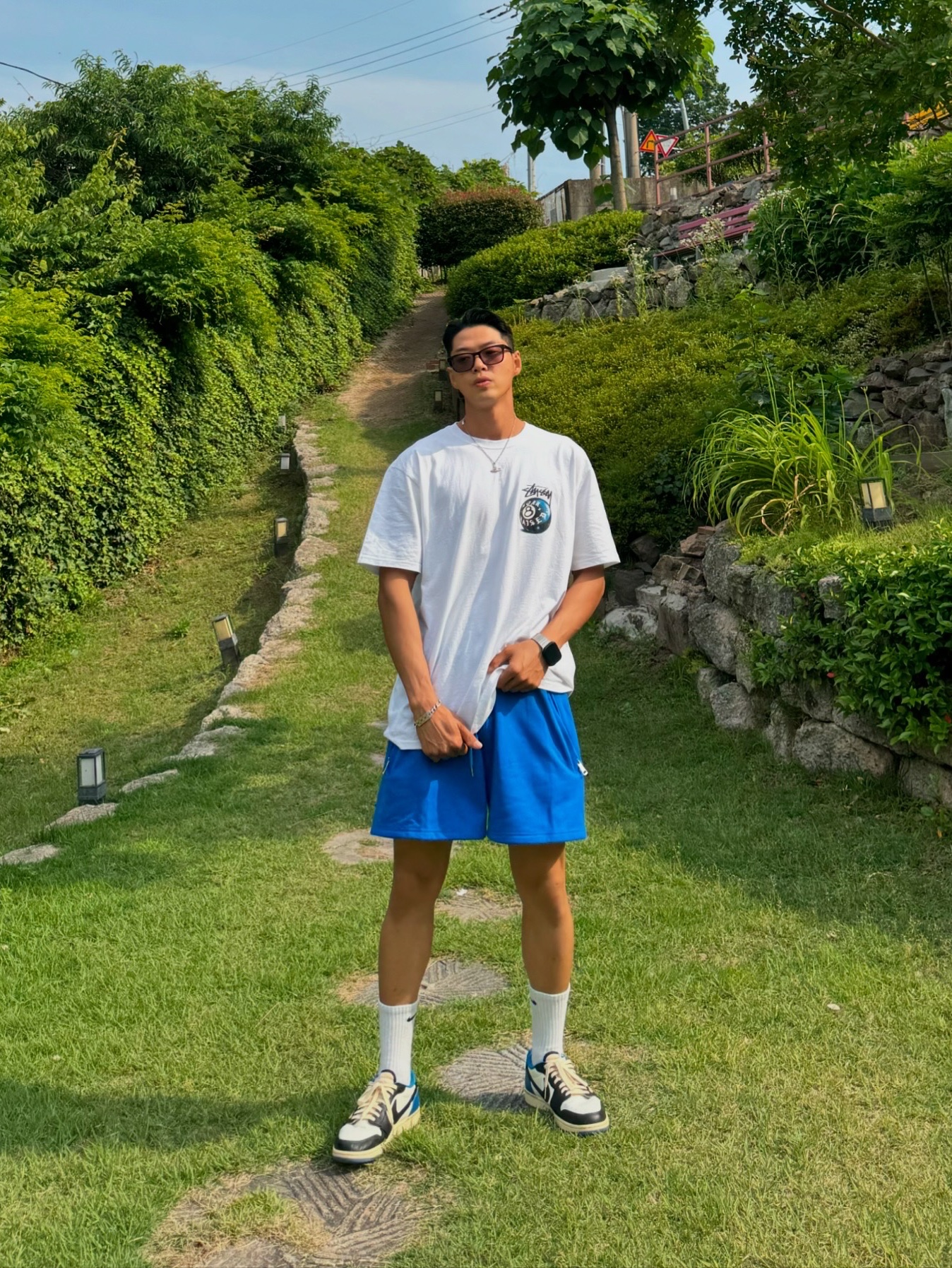 Jordan 1 x Travis Scott x Fragment Retro Low OG SP Military Blue, Stussy x Born X Raised 8 Ball T-Shirt White 착용 스타일 - 1