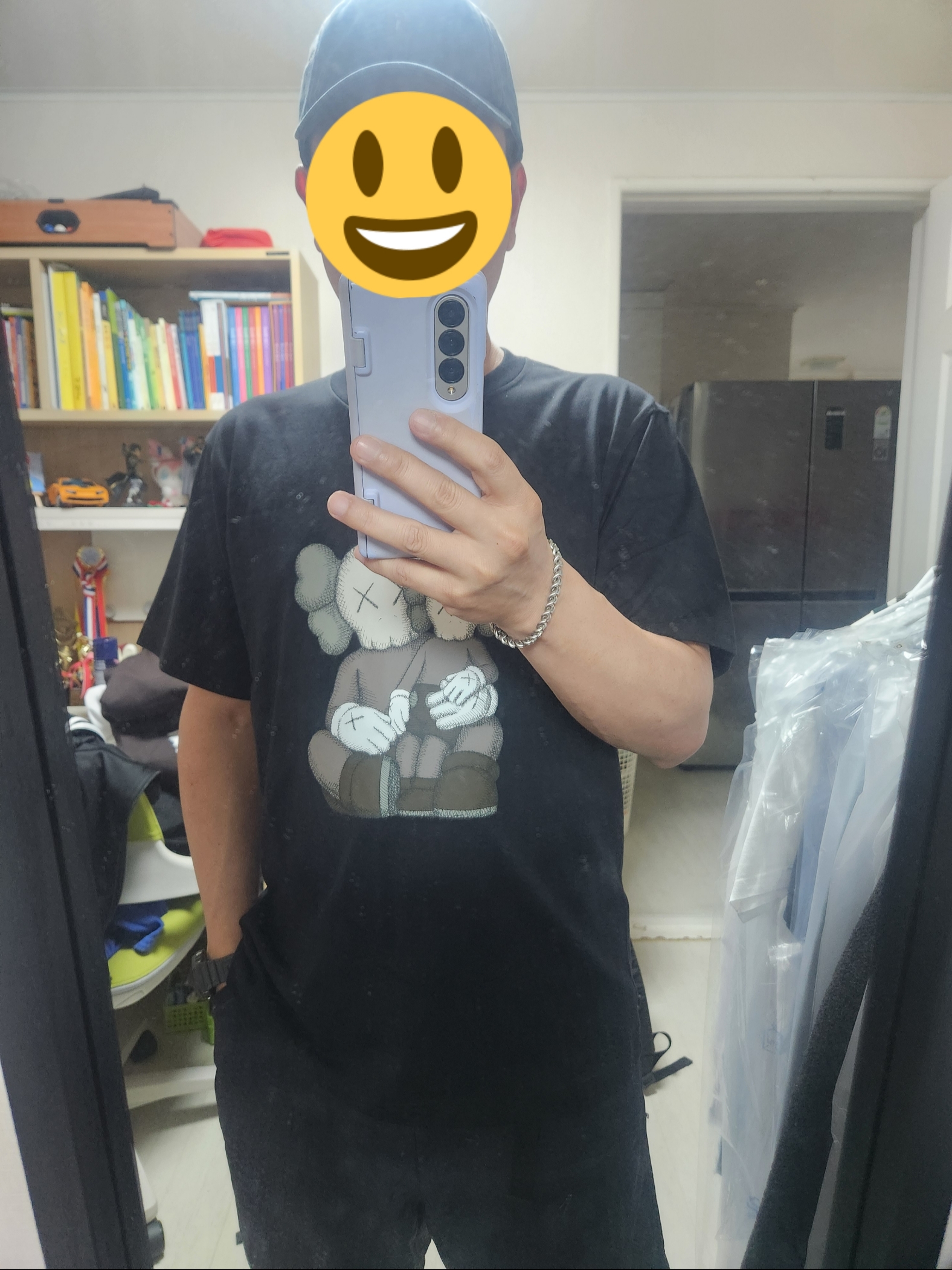 Uniqlo UT x Kaws Short Sleeve Graphic T-Shirt Black 착용 스타일