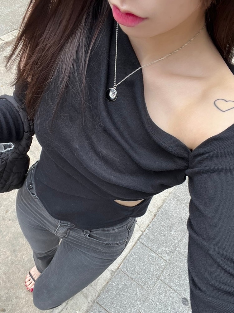(W) Mischief Cowl Neck Shirring Top Black 착용 스타일 - 1