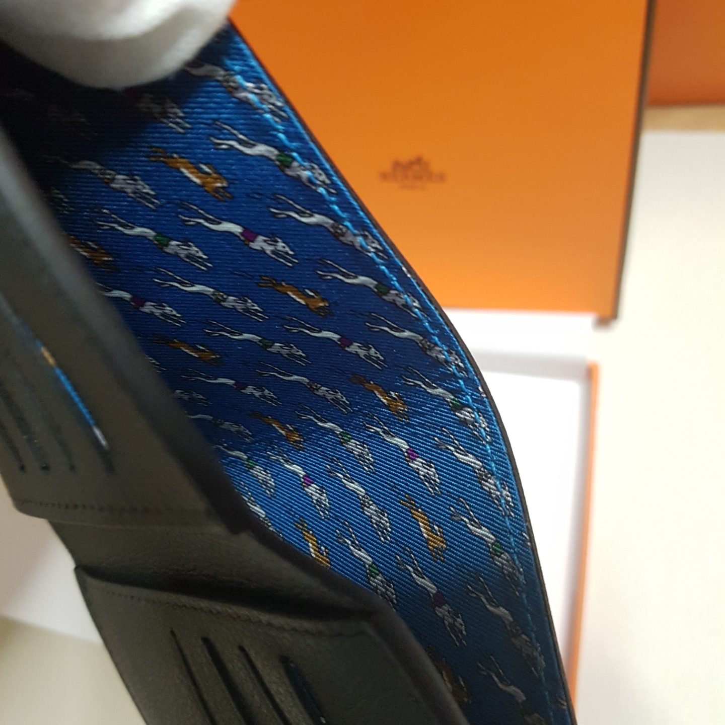 Hermes Citizen Twill Compact Card Holder Evercolor & New Bleu Ocean Bleu Zanzibar 착용 스타일