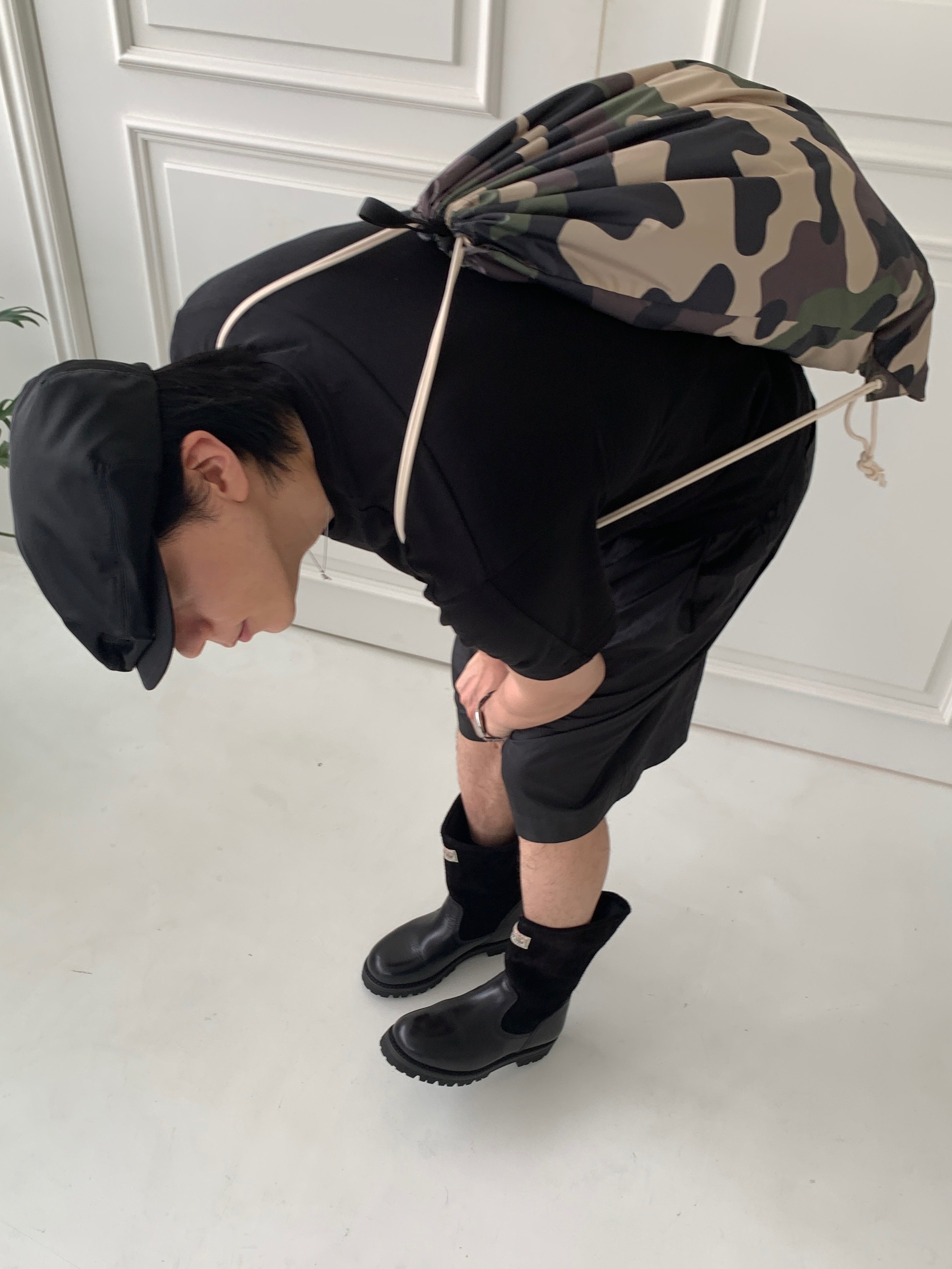 Our Legacy x Stussy Work Shop Work Boot Black Leather, Prada Re-Nylon Hat Black 착용 스타일 - 1