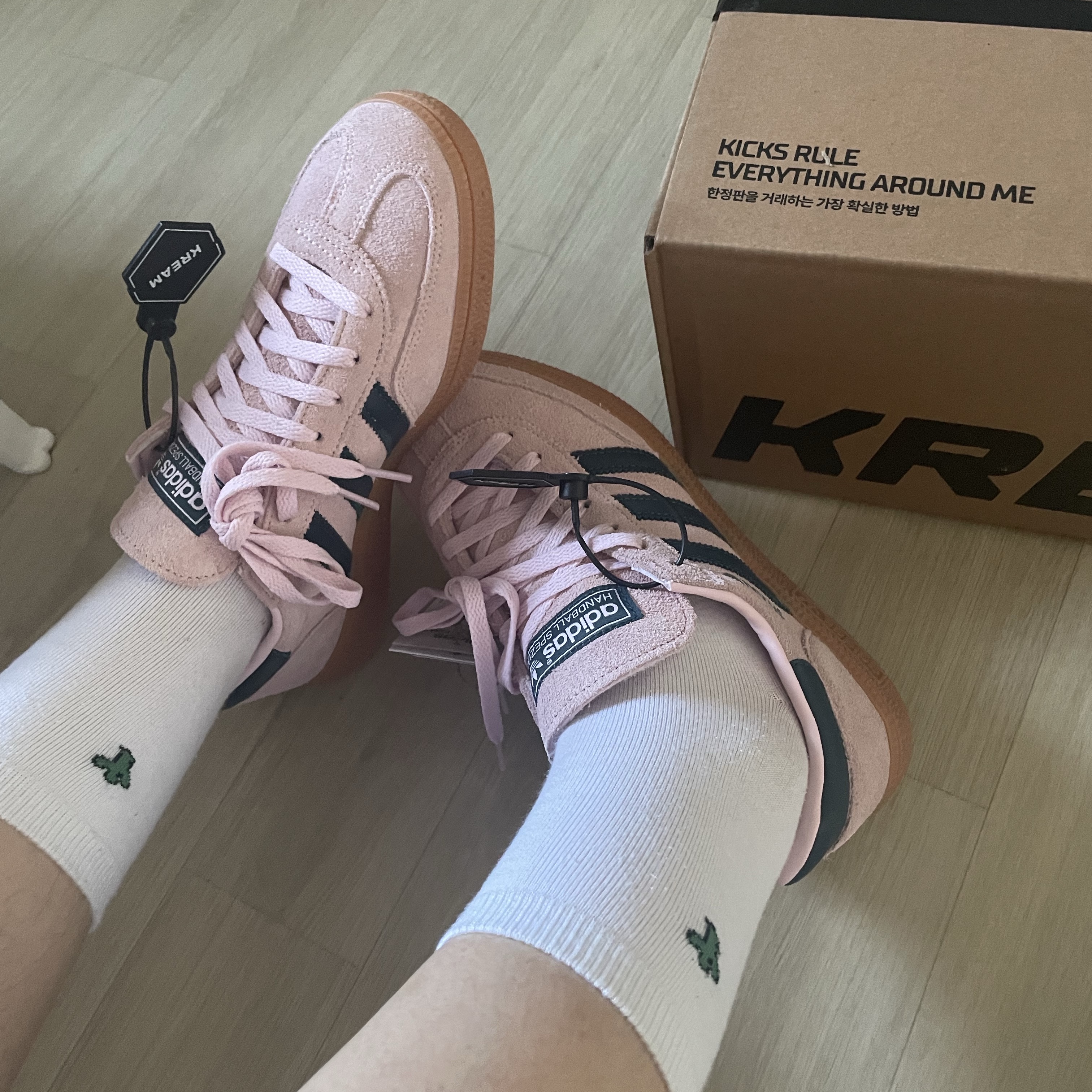 (W) Adidas Spezial Handball Clear Pink 착용 스타일 - 1
