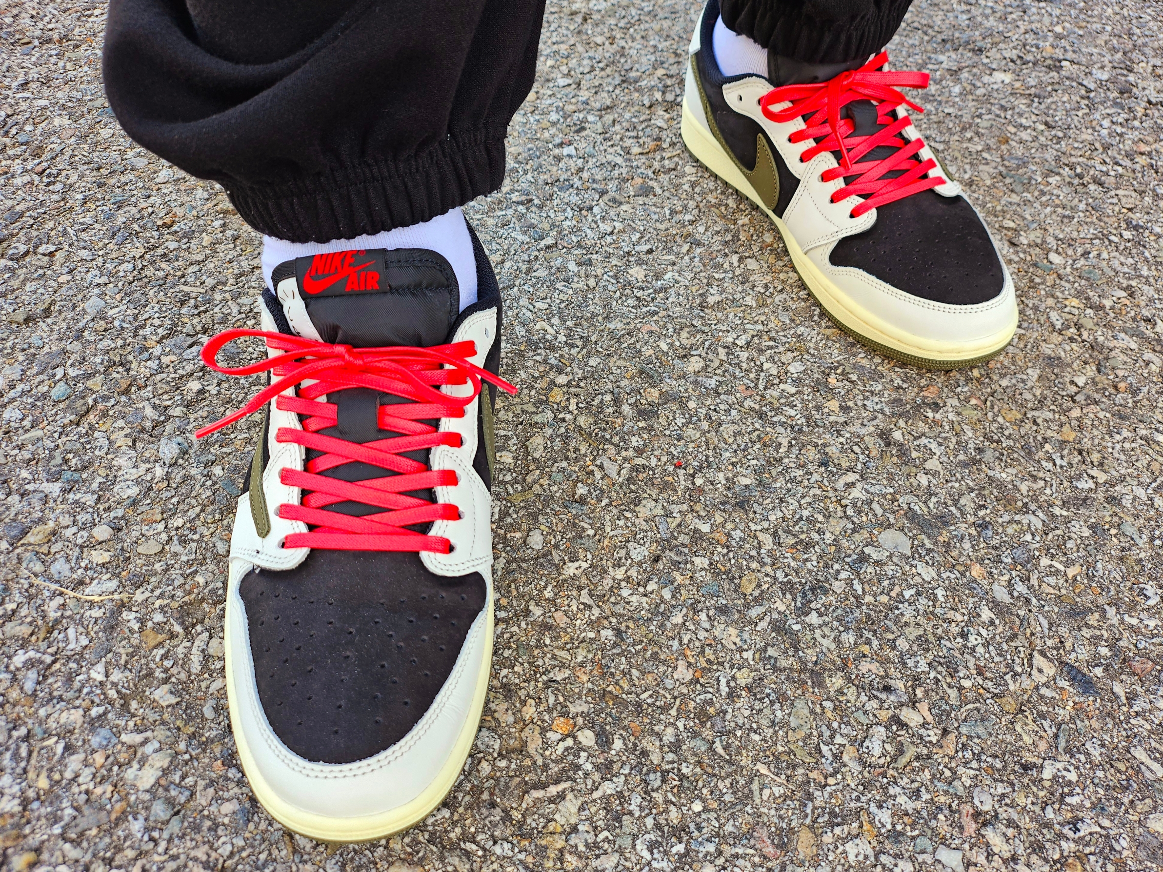 (W) Jordan 1 x Travis Scott Retro Low OG SP Medium Olive 착용 스타일 - 4