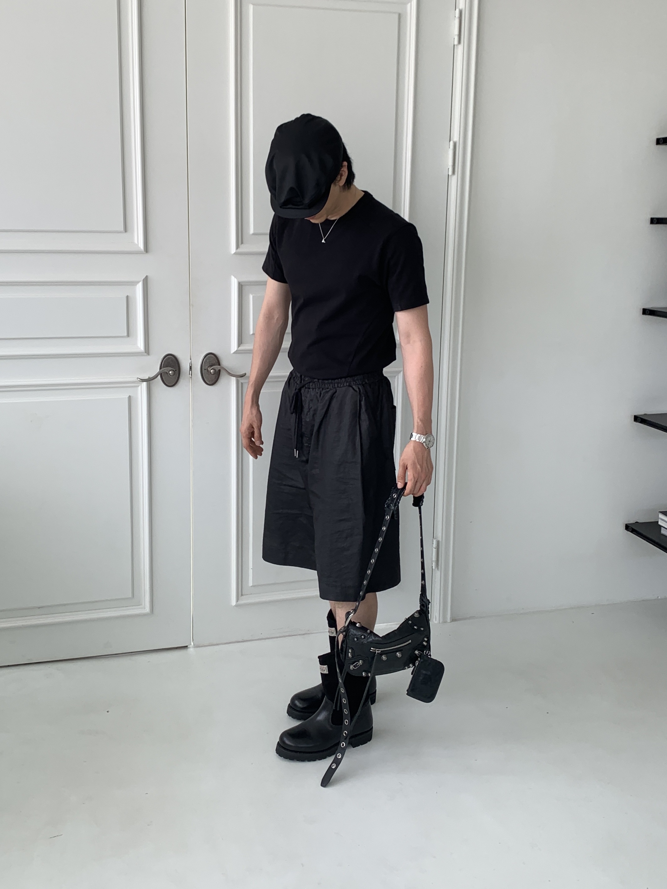 Our Legacy x Stussy Work Shop Work Boot Black Leather, Prada Re-Nylon Hat Black 착용 스타일 - 5