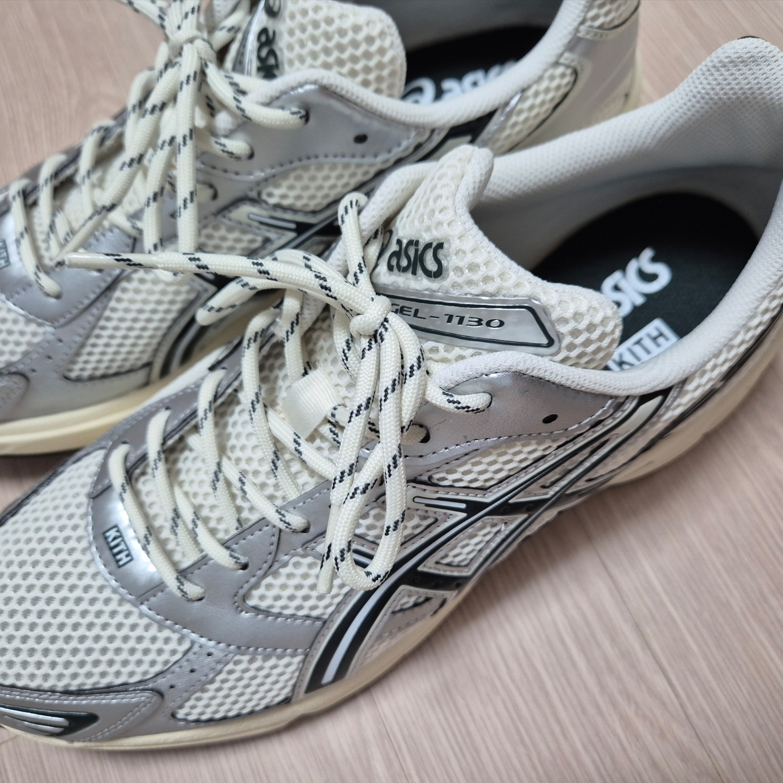 Asics x Kith Gel-1130 Cream Scarab 착용 스타일 - 3