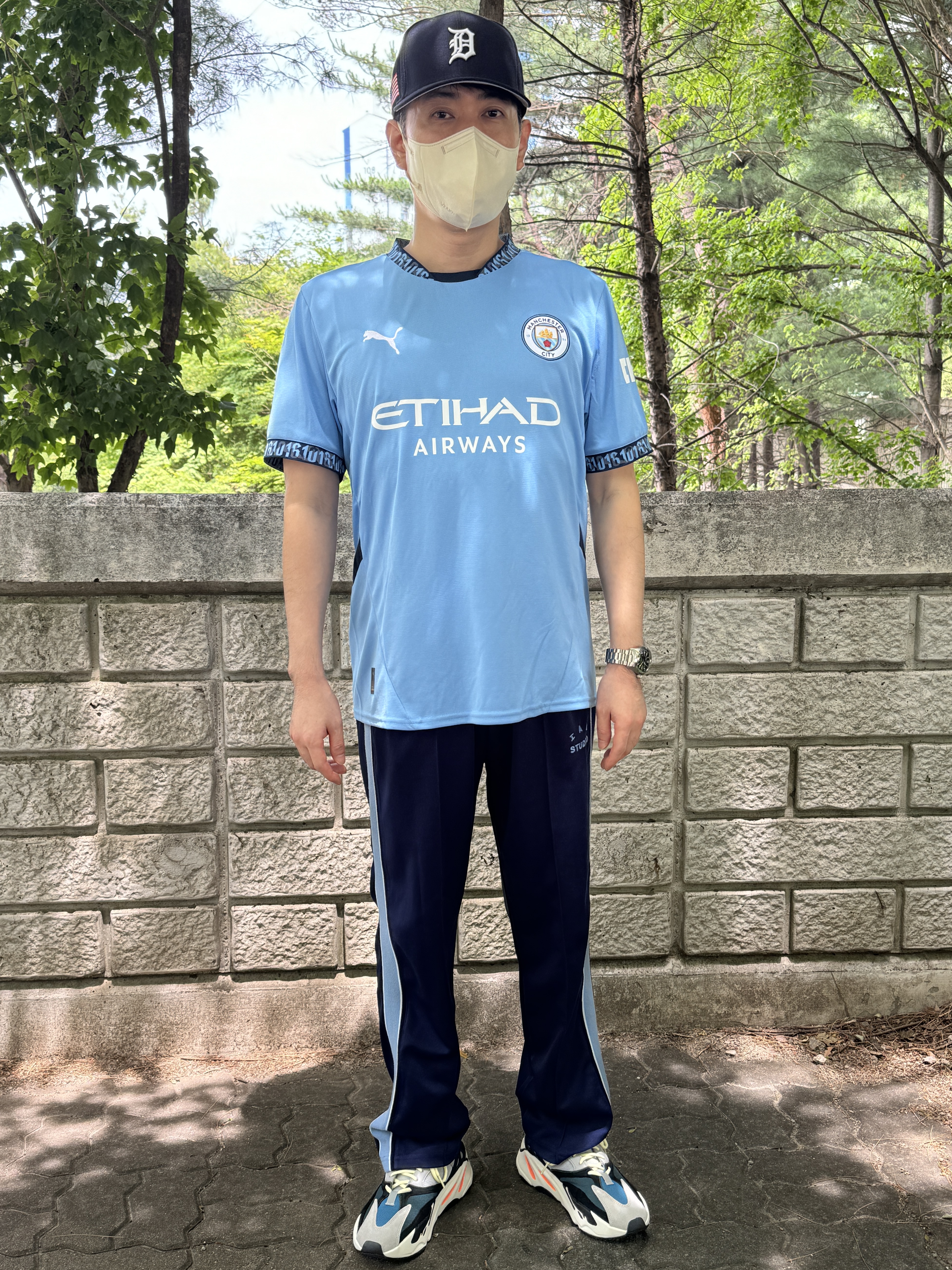 Puma Manchester City 2024/25 Home Jersey Team Light Blue (Non Marking Ver.), Adidas Yeezy Boost 700 Wave Runner Solid Grey 2021/2022 착용 스타일