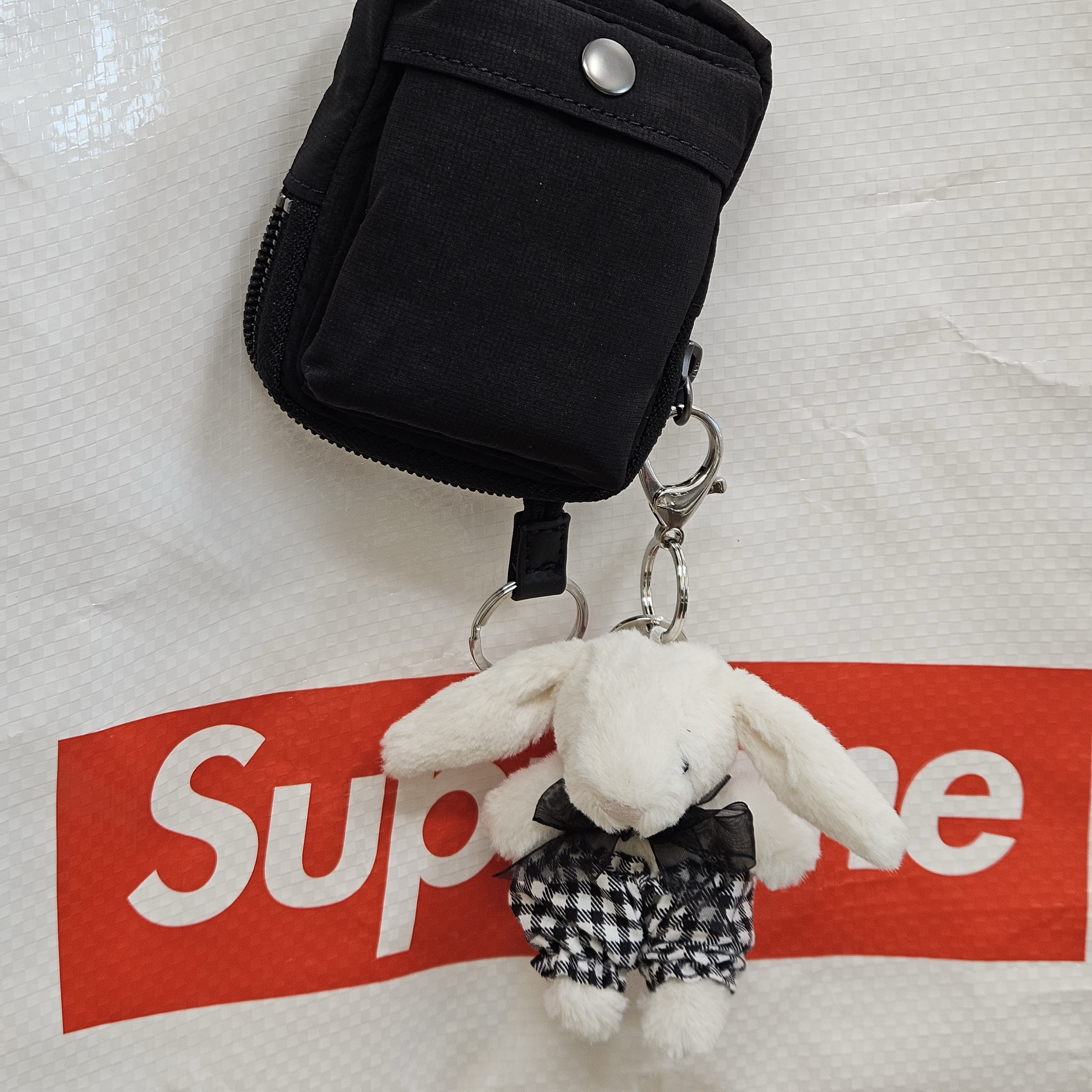 COS Mini Crossbody Pouch Nylon Black, Jellycat Bashful Bunny Bag Charm Cream 착용 스타일