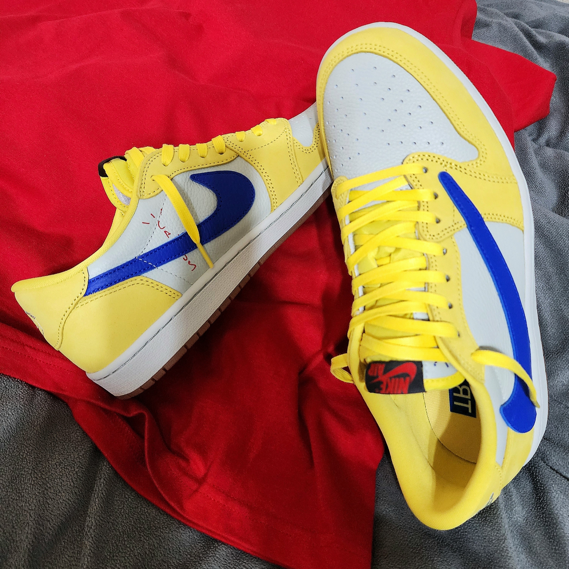 (W) Jordan 1 x Travis Scott Retro Low OG SP Canary 착용 스타일 - 2