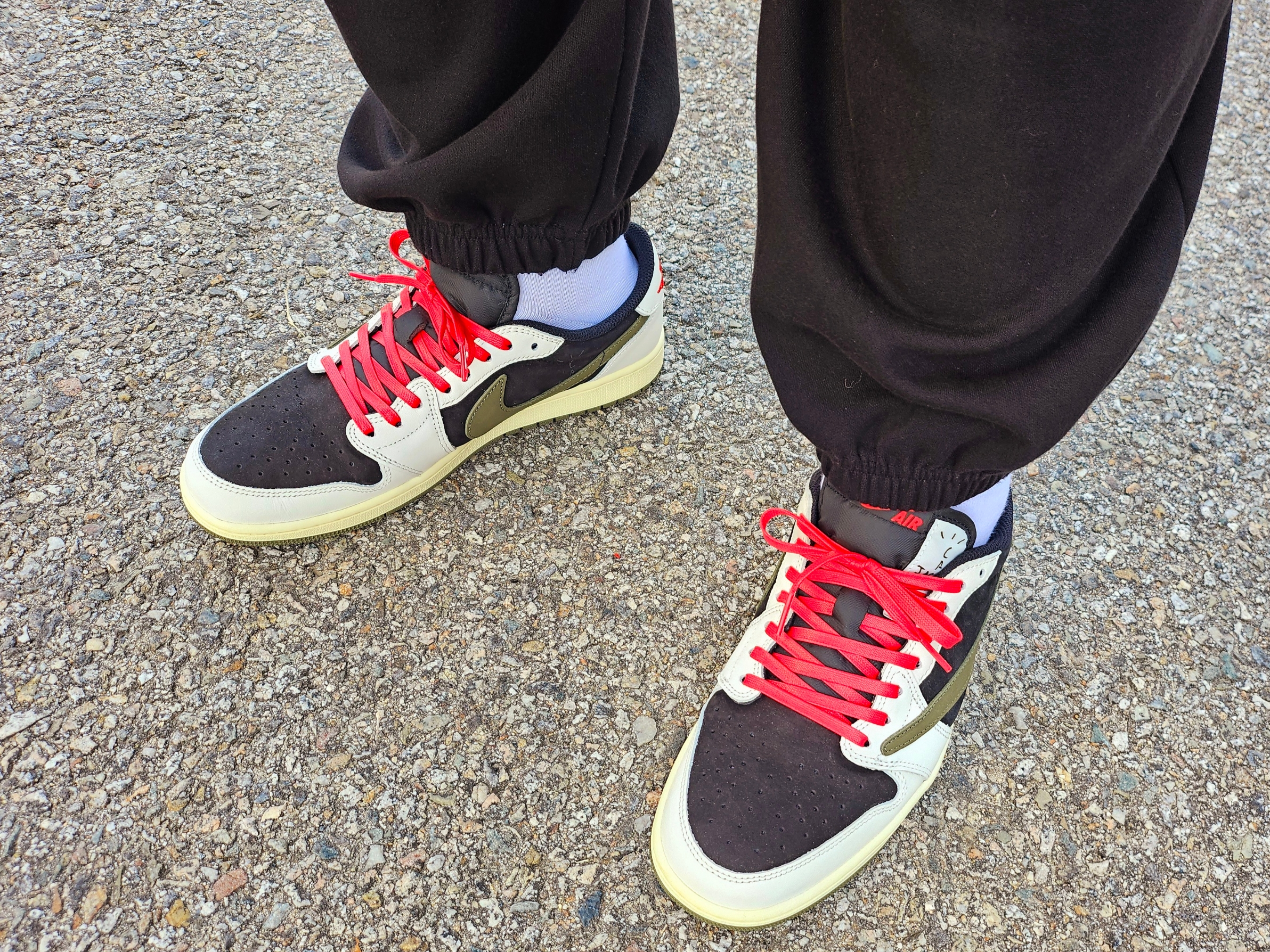 (W) Jordan 1 x Travis Scott Retro Low OG SP Medium Olive 착용 스타일 - 3