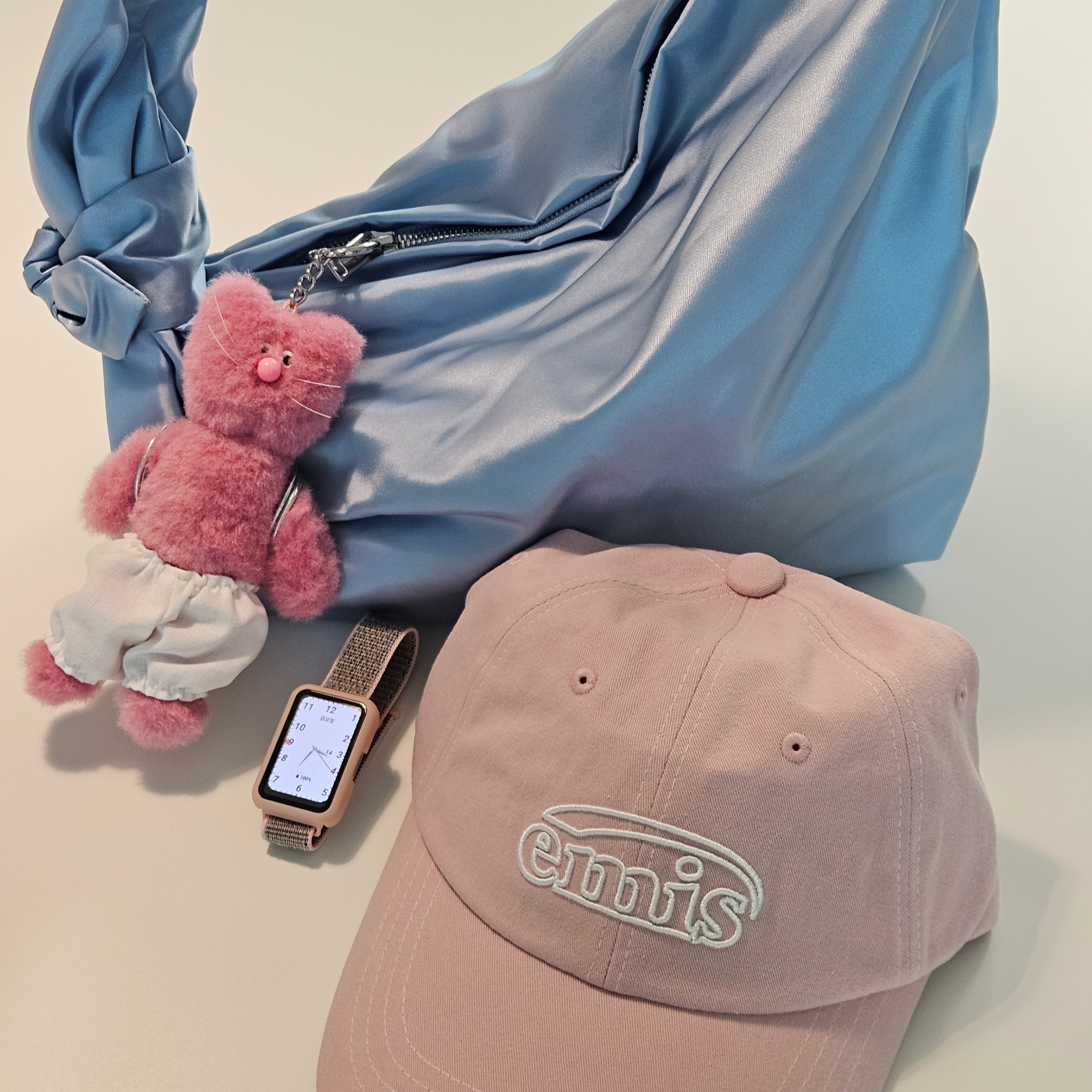 Cos Nylon Hitch Shoulder Bag Light Blue, Monamhee x Line Friends Pingpingi Keyring 착용 스타일 - 2