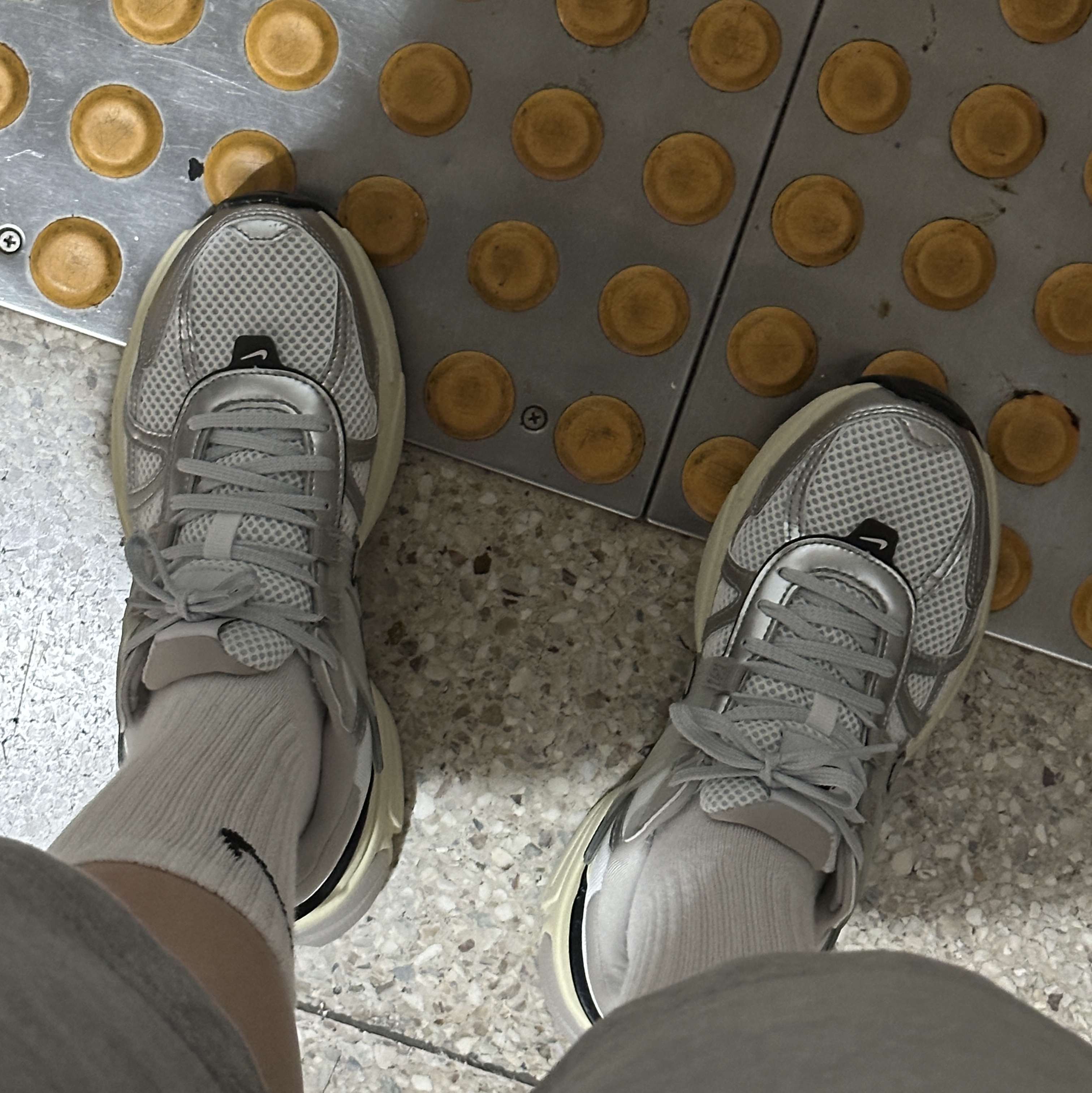 Nike V2K Run Summit White Metallic Silver 착용 스타일