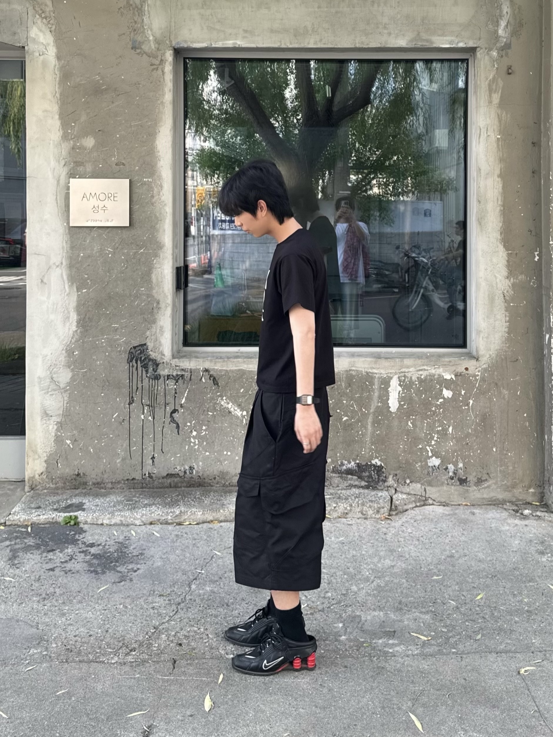 Nike x Martine Rose Shox MR4 Black 착용 스타일 - 2