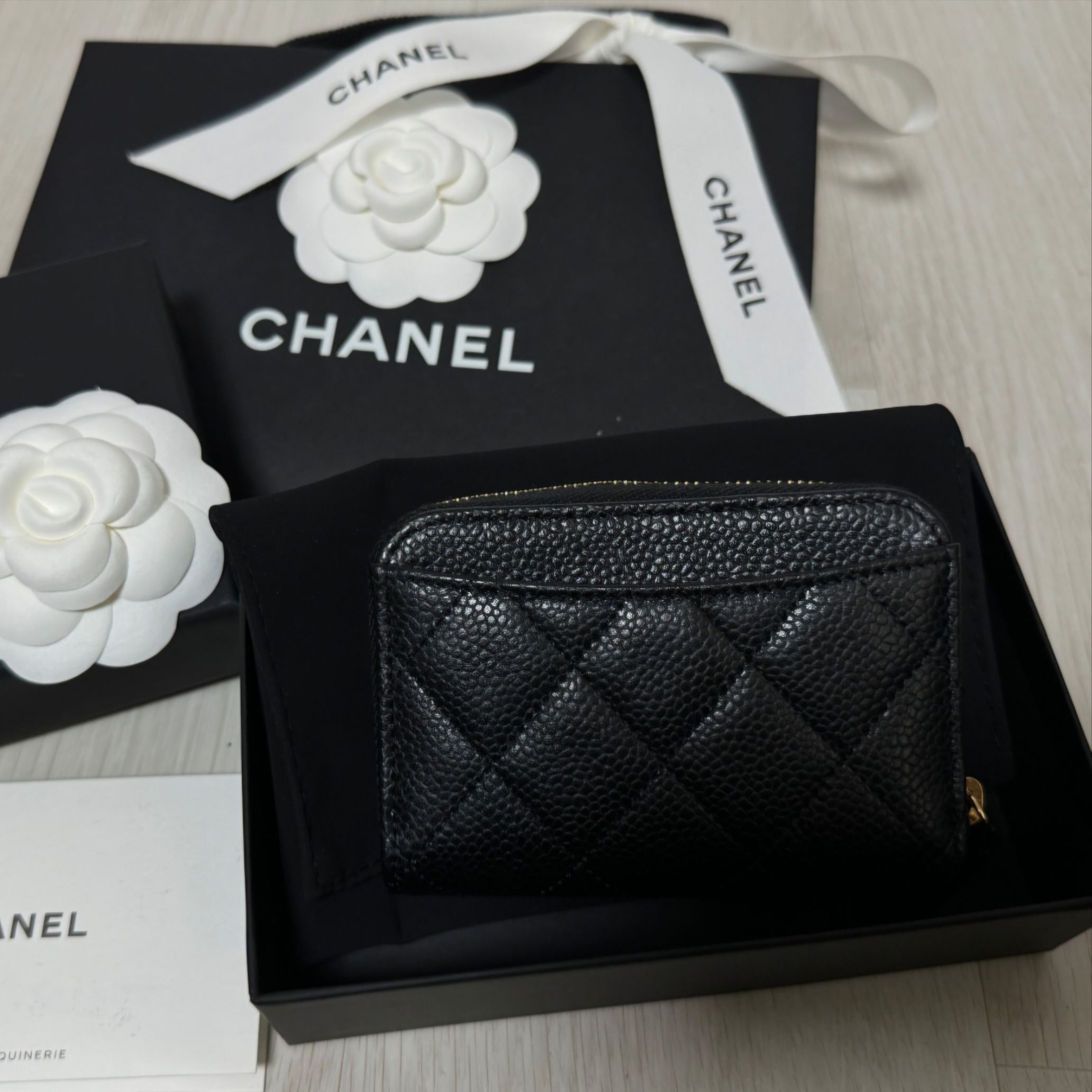 Chanel Classic Zipped Coin Purse Grained Calfskin & Gold Black 착용 스타일 - 3