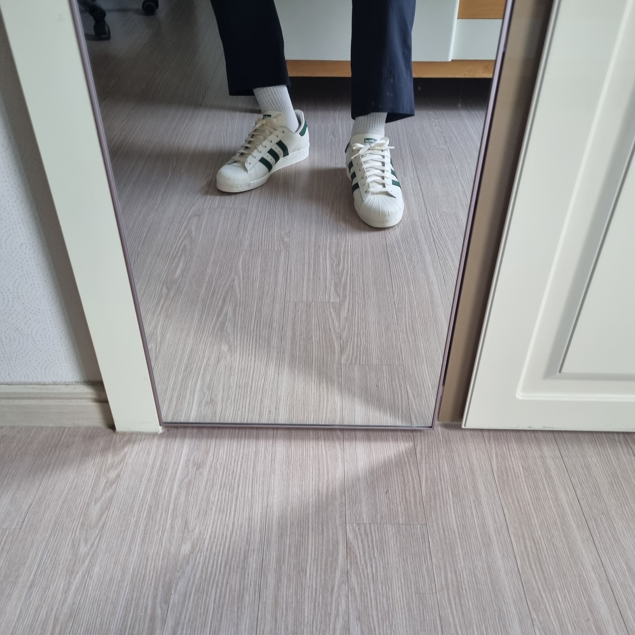 Adidas Superstar 82 Off White Dark Green 착용 스타일 - 4