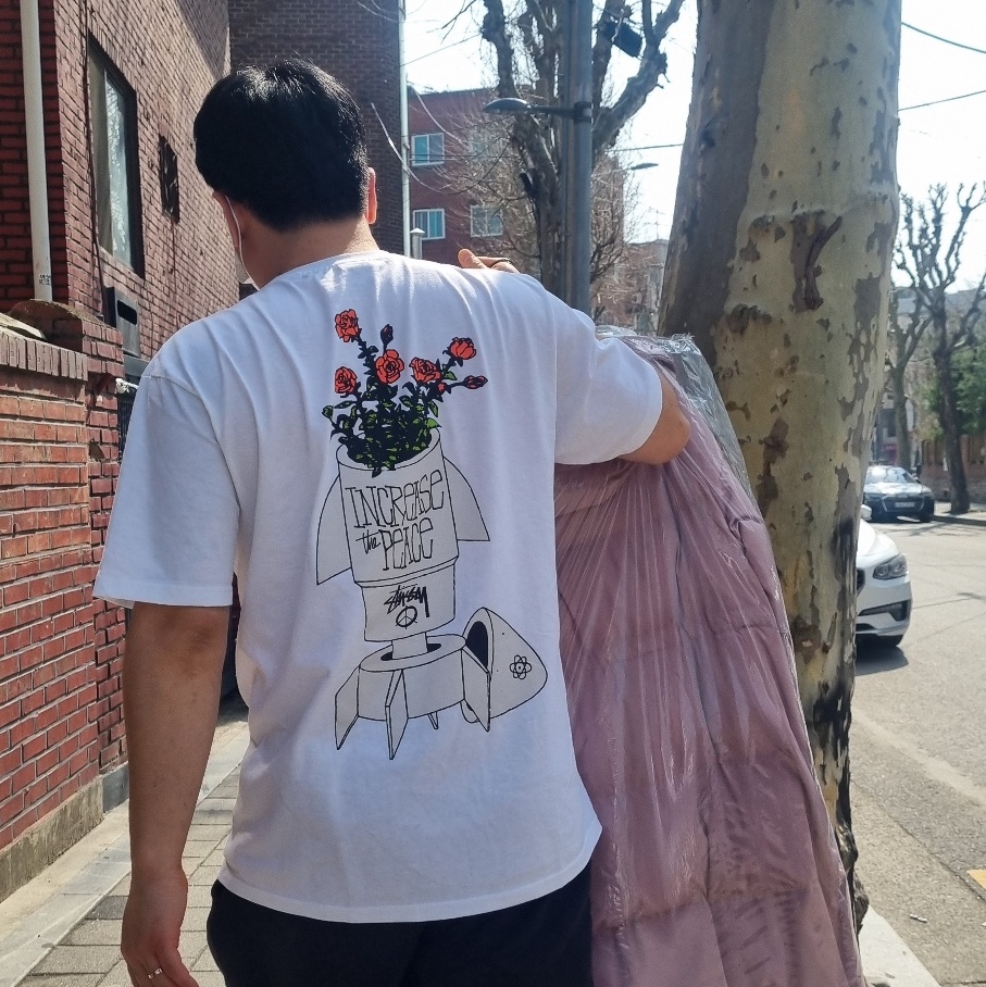 Stussy Flower Bomb T-Shirt White 착용 스타일