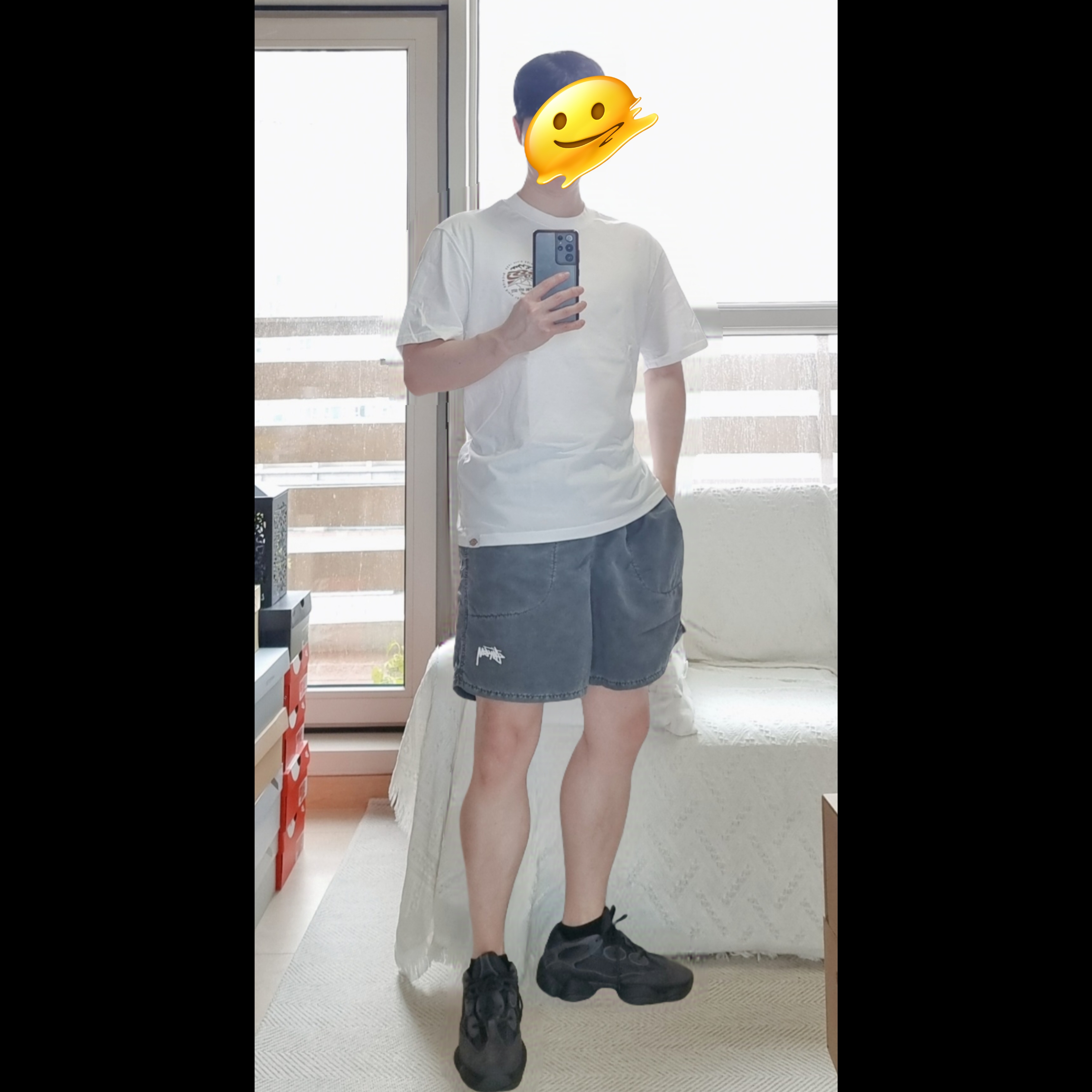 Stussy Stock Water Pigment Short Charcoal, Adidas Yeezy 500 Utility Black 2022/2023 착용 스타일 - 1