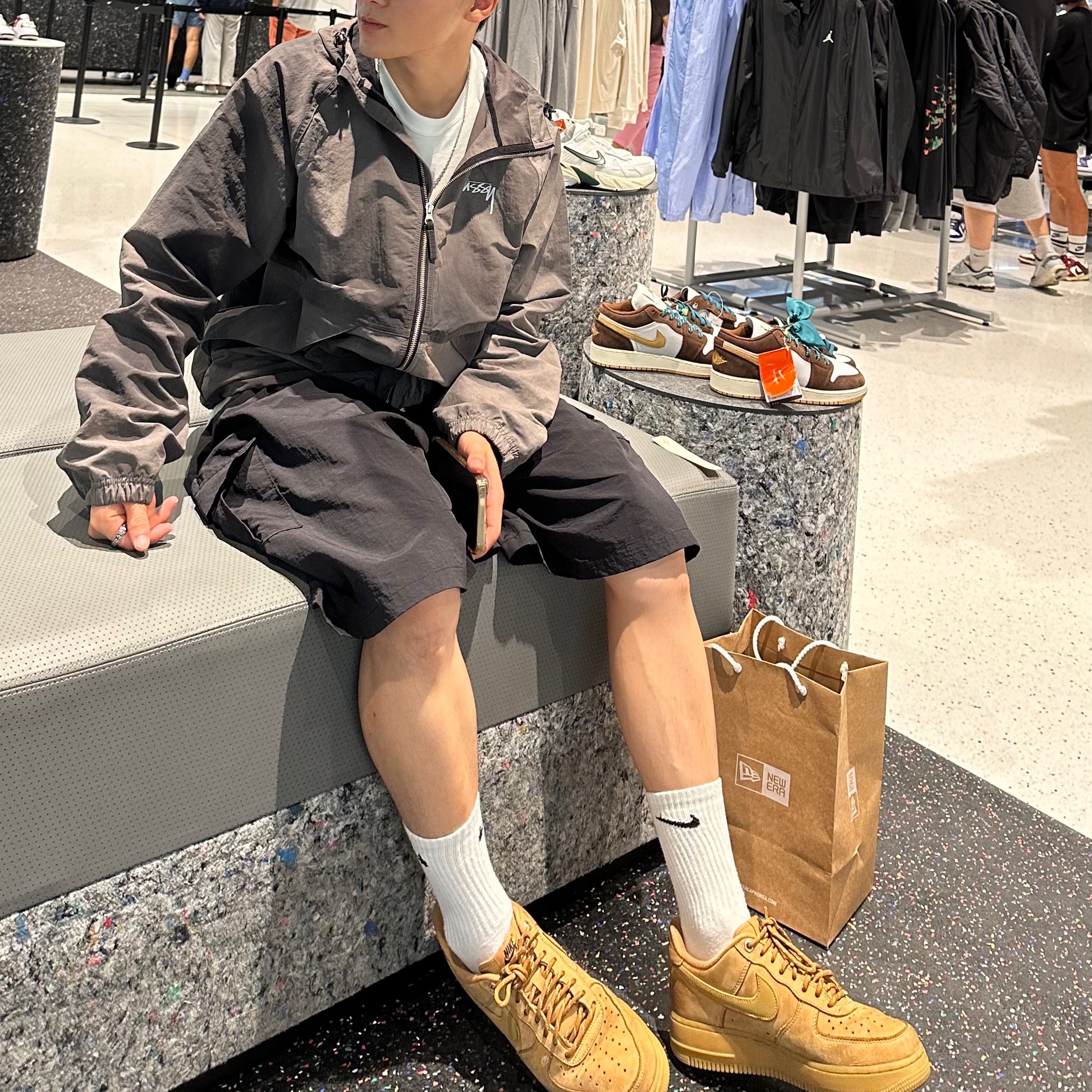 Stussy Wave Dye Beach Shell Jacket Black, Nike Air Force 1 '07 WB Flax 착용 스타일 - 2