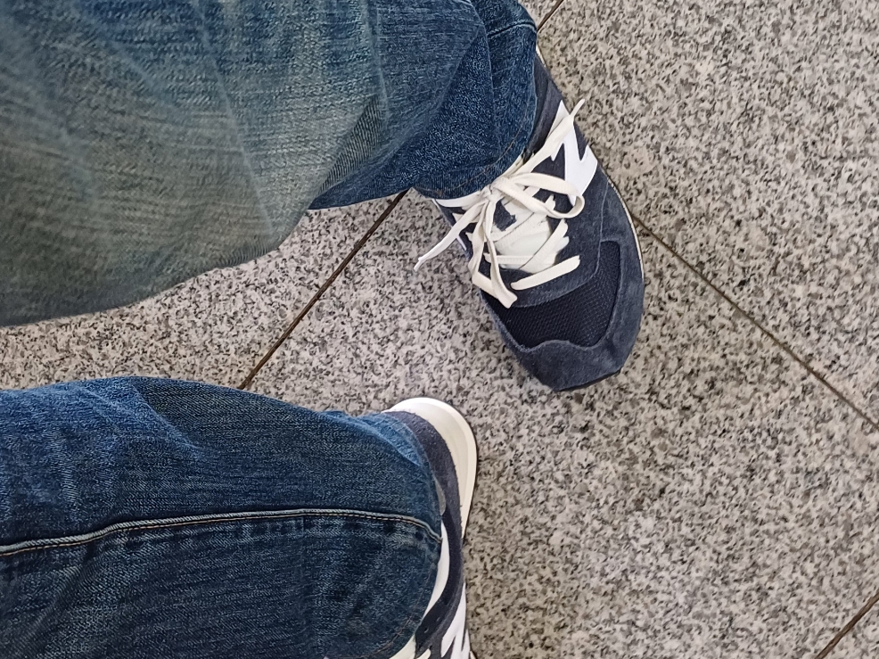 New Balance 574 Heritage Navy 착용 스타일 - 3