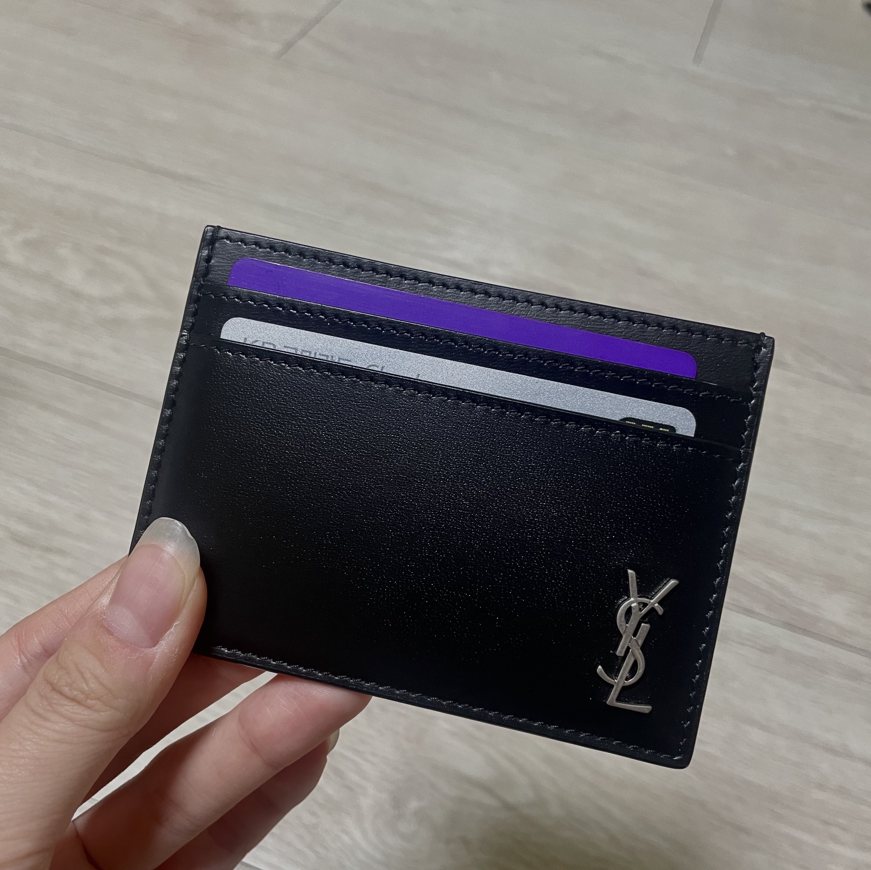 Saint Laurent Tiny Silver Monogram Card Case in Matte Leather Black 착용 스타일