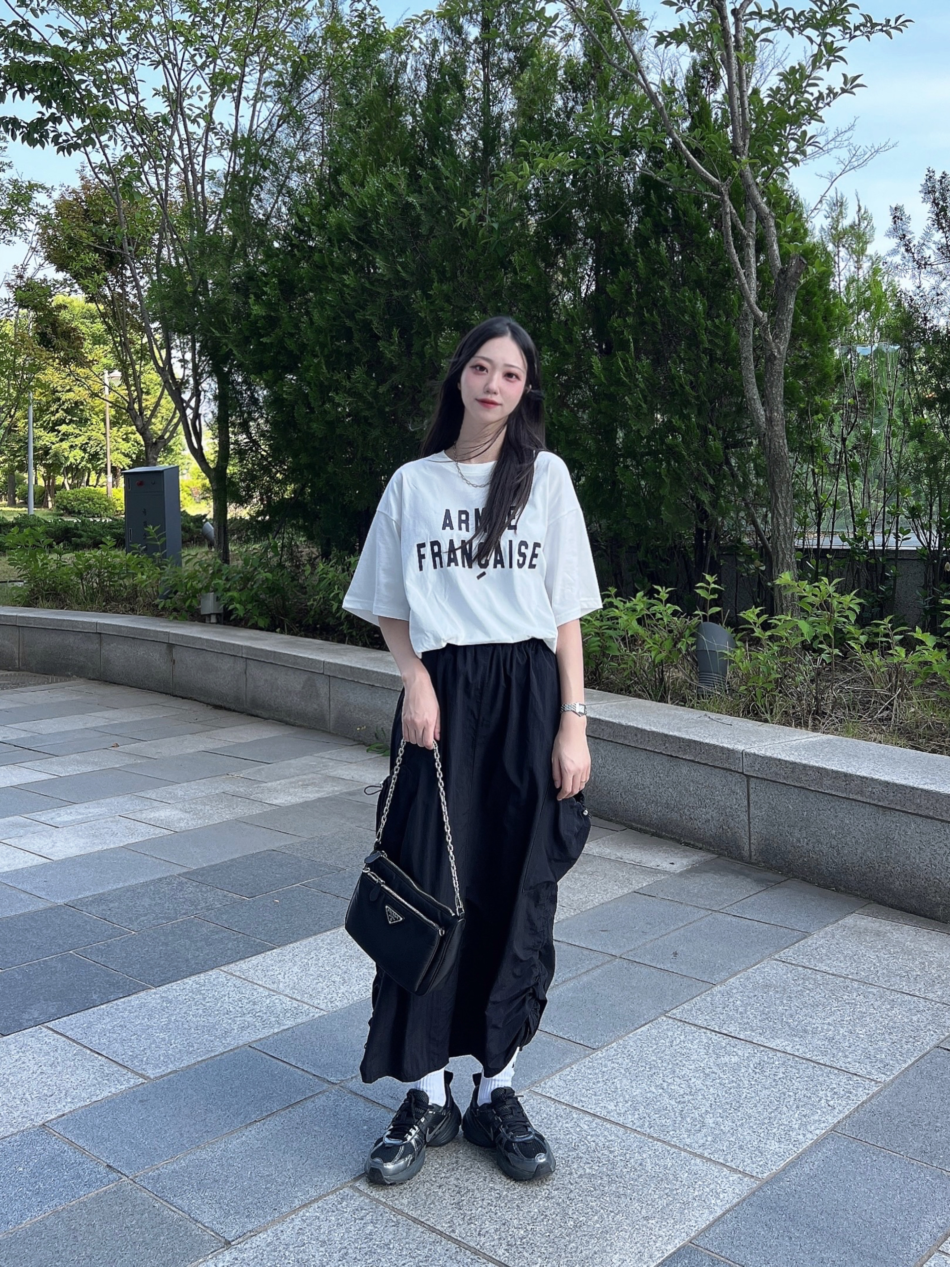 Prada Re-Nylon Shoulder Bag Black, Nike V2K Run Black Anthracite 착용 스타일 - 1
