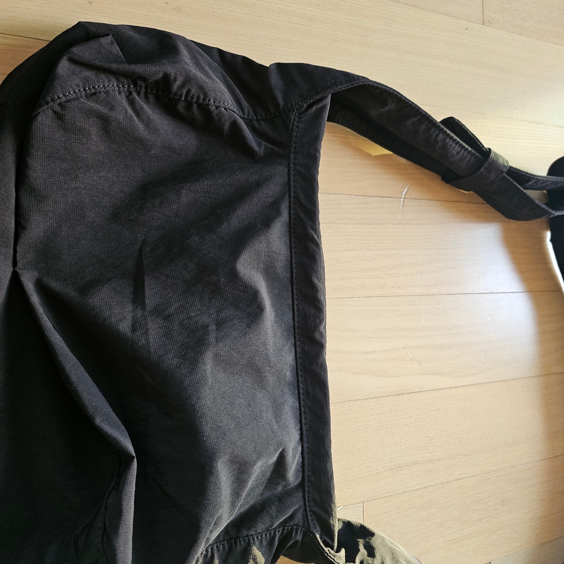 COS Nylon Crossbody Saddle Bag Black 착용 스타일