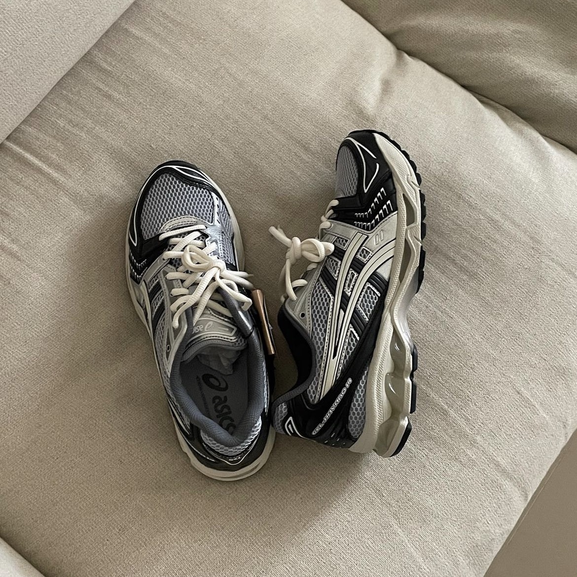 Asics Gel-Kayano 14 Black Glacier Grey, Asics Gel-Kayano 14 Cream Black 착용 스타일 - 1