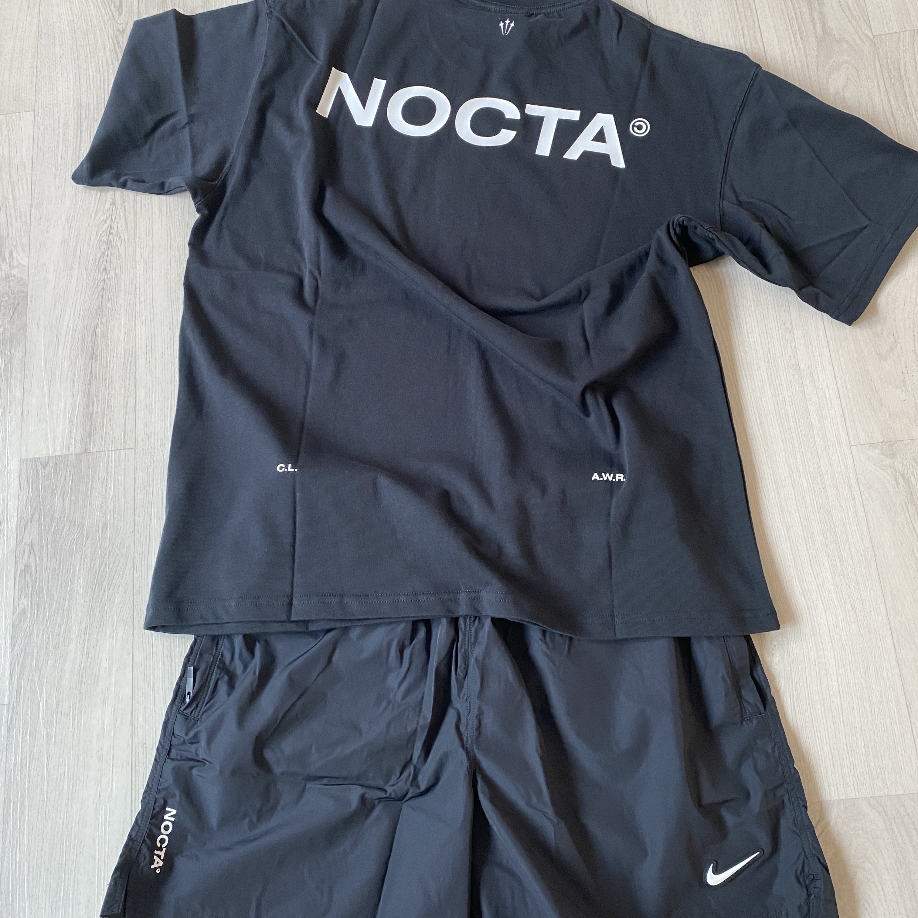 Nike x Drake Nocta Max 90 T-Shirt Black (FN7663-010), Nike x Drake Nocta Nylon Woven Shorts Black (FN8194-010) 착용 스타일 - 1