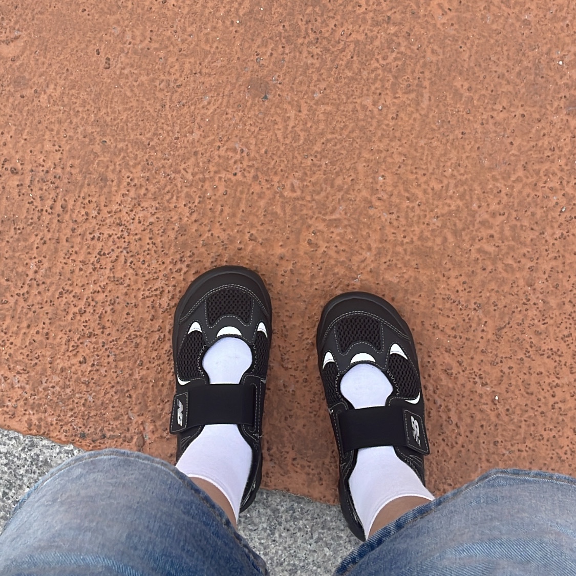 (Kids) New Balance Freedle 920 Sandal Black 착용 스타일