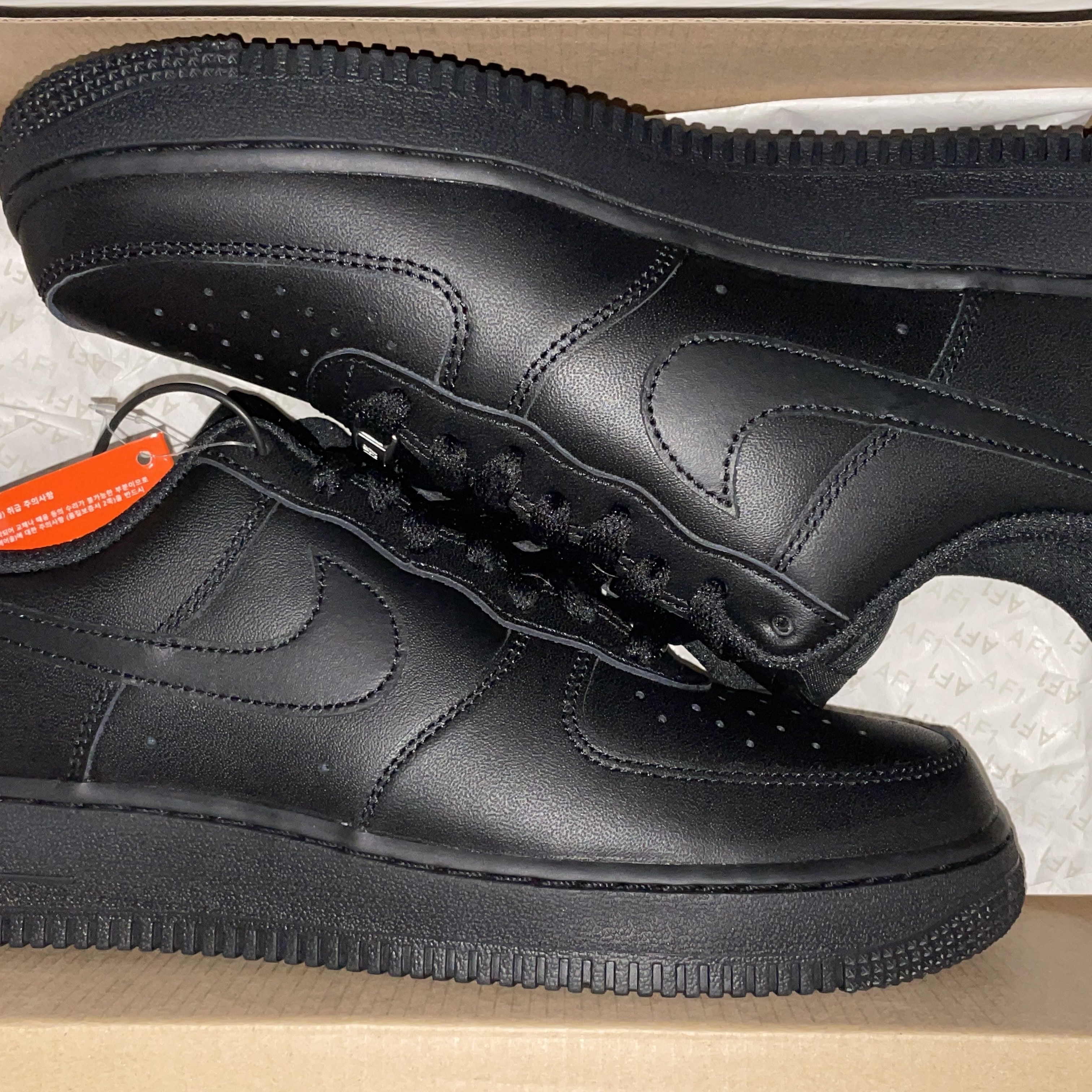 Nike Air Force 1 '07 Low Triple Black 착용 스타일