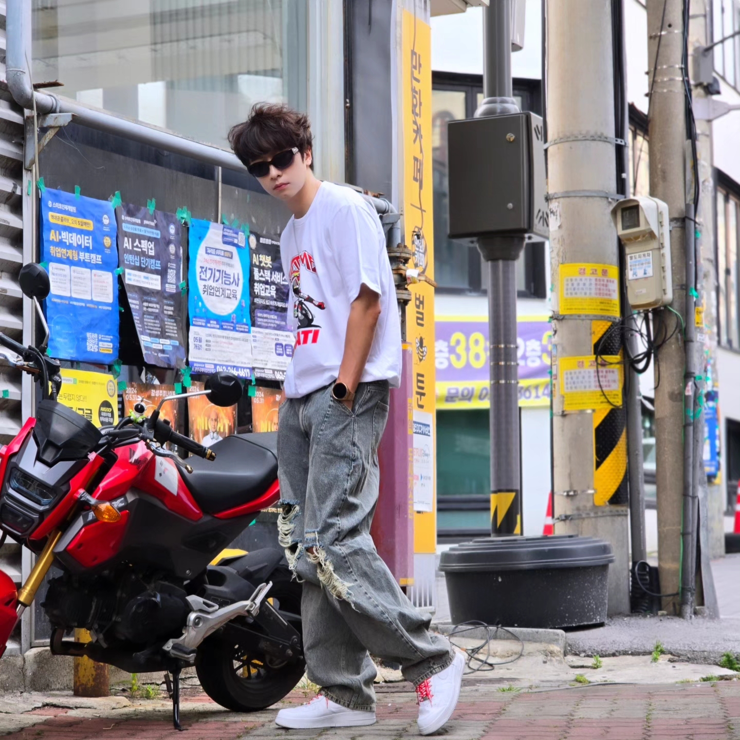 Supreme x Ducati Bike T-Shirt White - 24SS, Nike x Supreme Air Force 1 Low White 착용 스타일 - 5