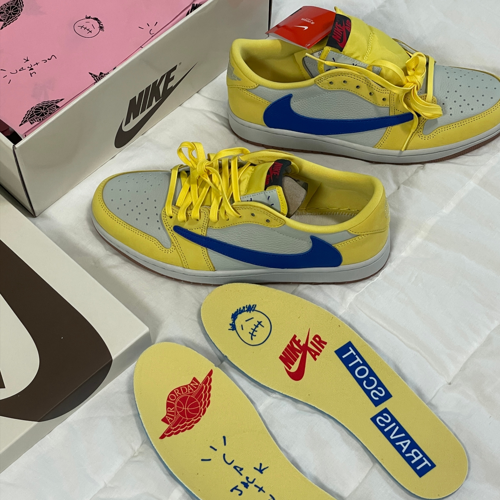 (W) Jordan 1 x Travis Scott Retro Low OG SP Canary 착용 스타일