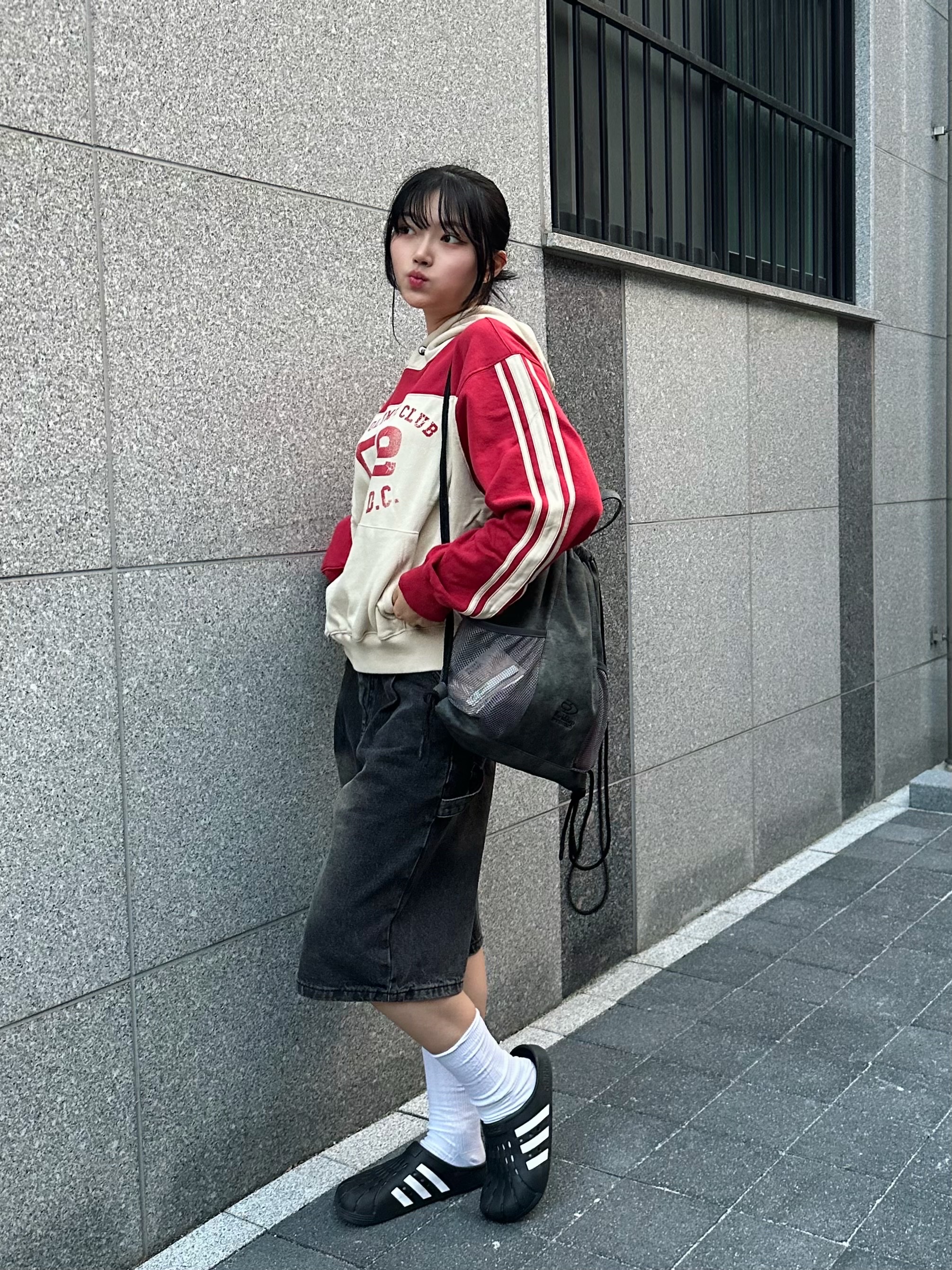 Adidas Adilette Clog Black White 착용 스타일 - 1