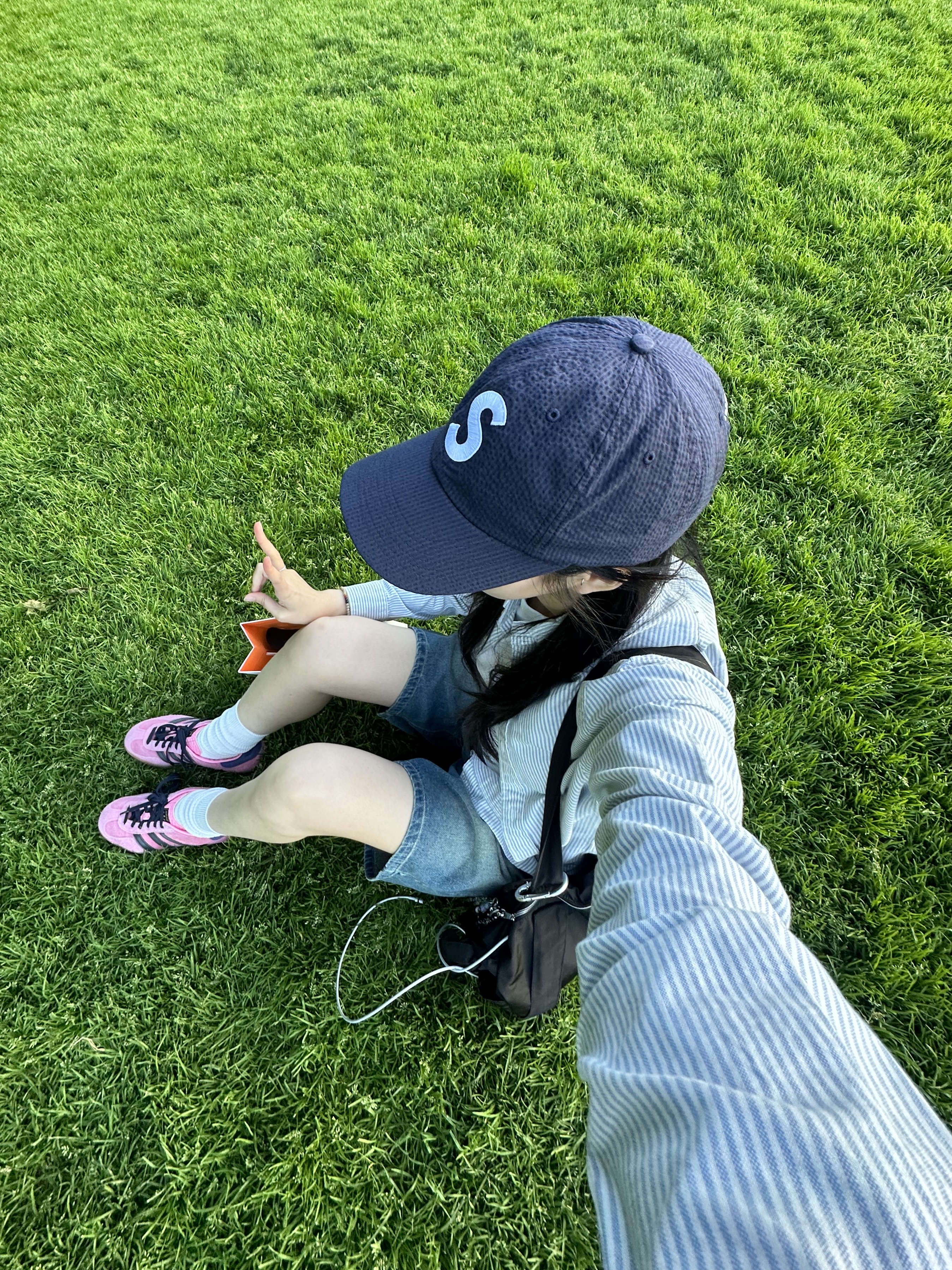 Supreme Seersucker S Logo 6-Panel Navy - 24SS, (W) Adidas Gazelle Indoor Bliss Pink 착용 스타일 - 2