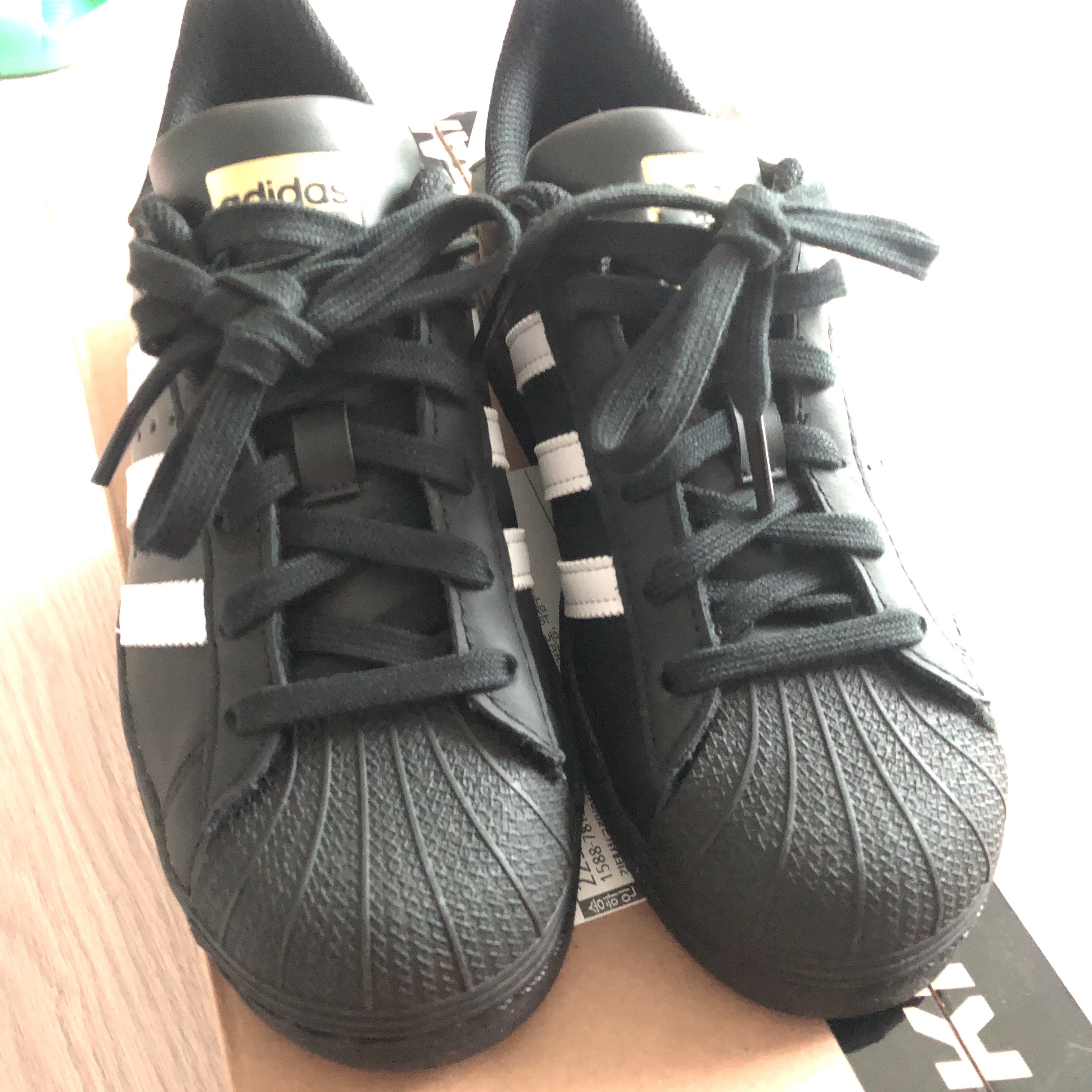 Adidas Superstar Core Black White 착용 스타일 - 2