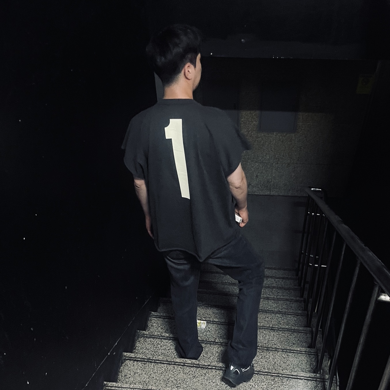 Yeezy One Box T-Shirt Black, Adidas Yeezy Boost 700 V2 Geode 착용 스타일 - 2