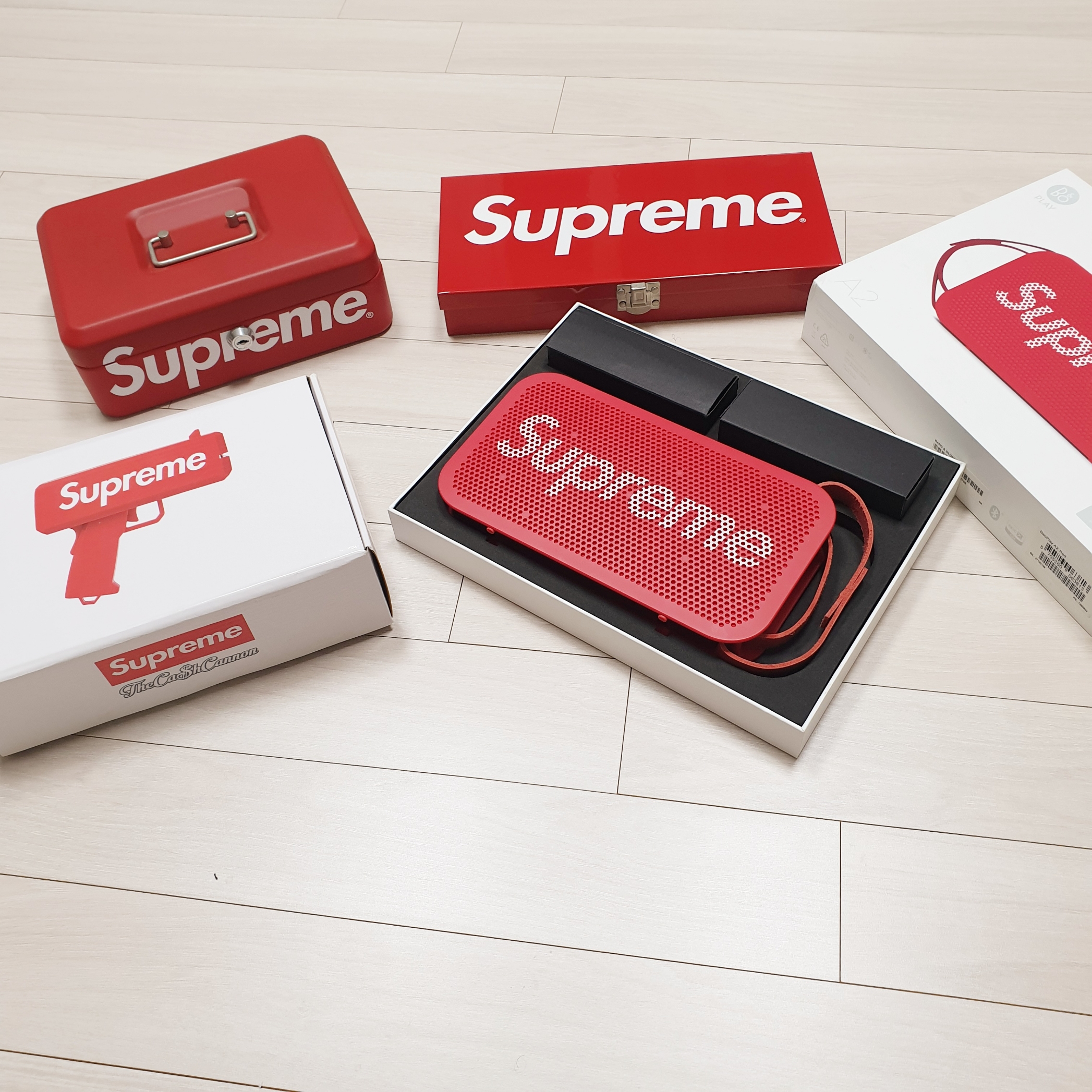 Supreme Lock Box Red - 17FW, Supreme Pyrex 2-Cup Measuring Cup - 19FW 착용 스타일 - 1