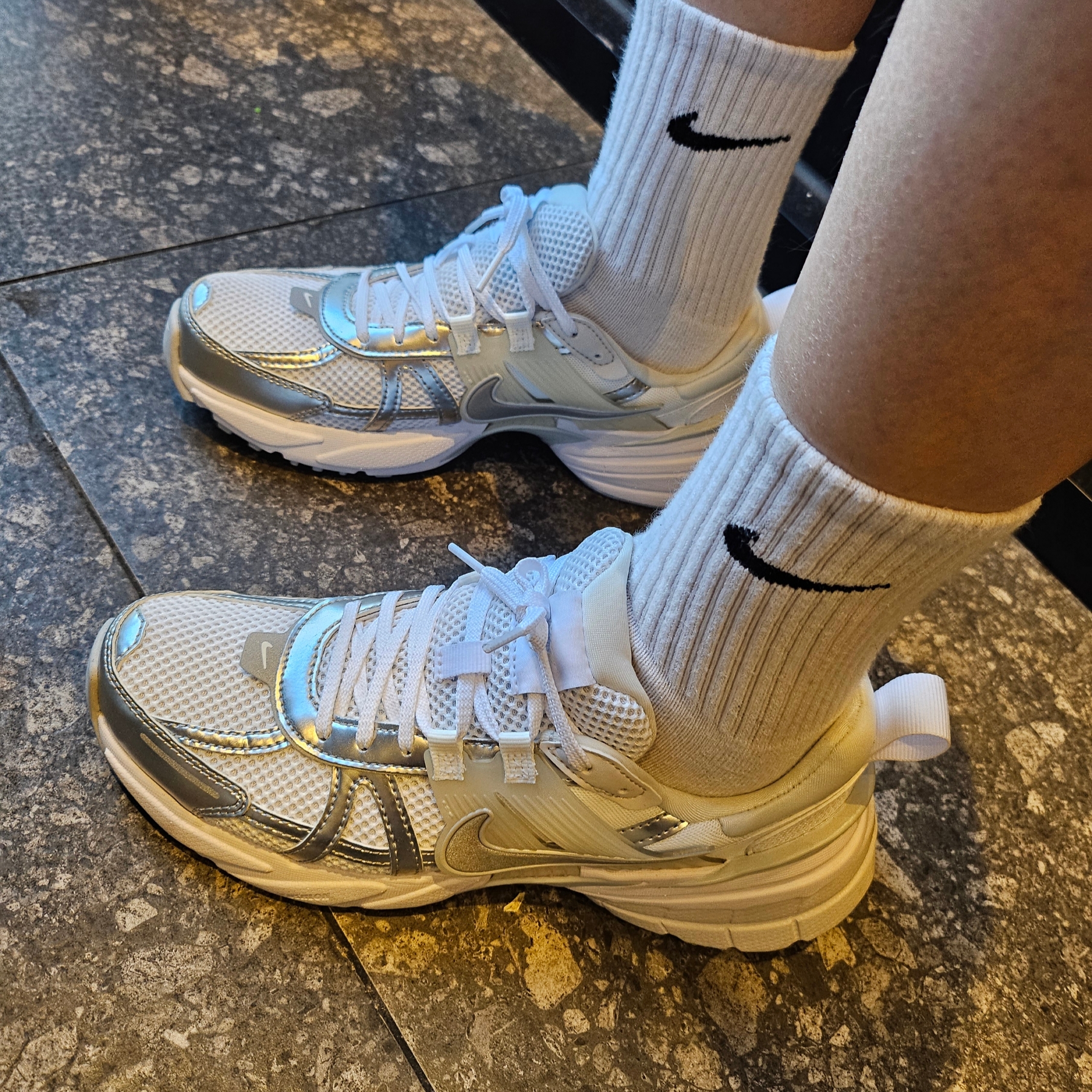 Nike V2K Run Metallic Silver White 착용 스타일