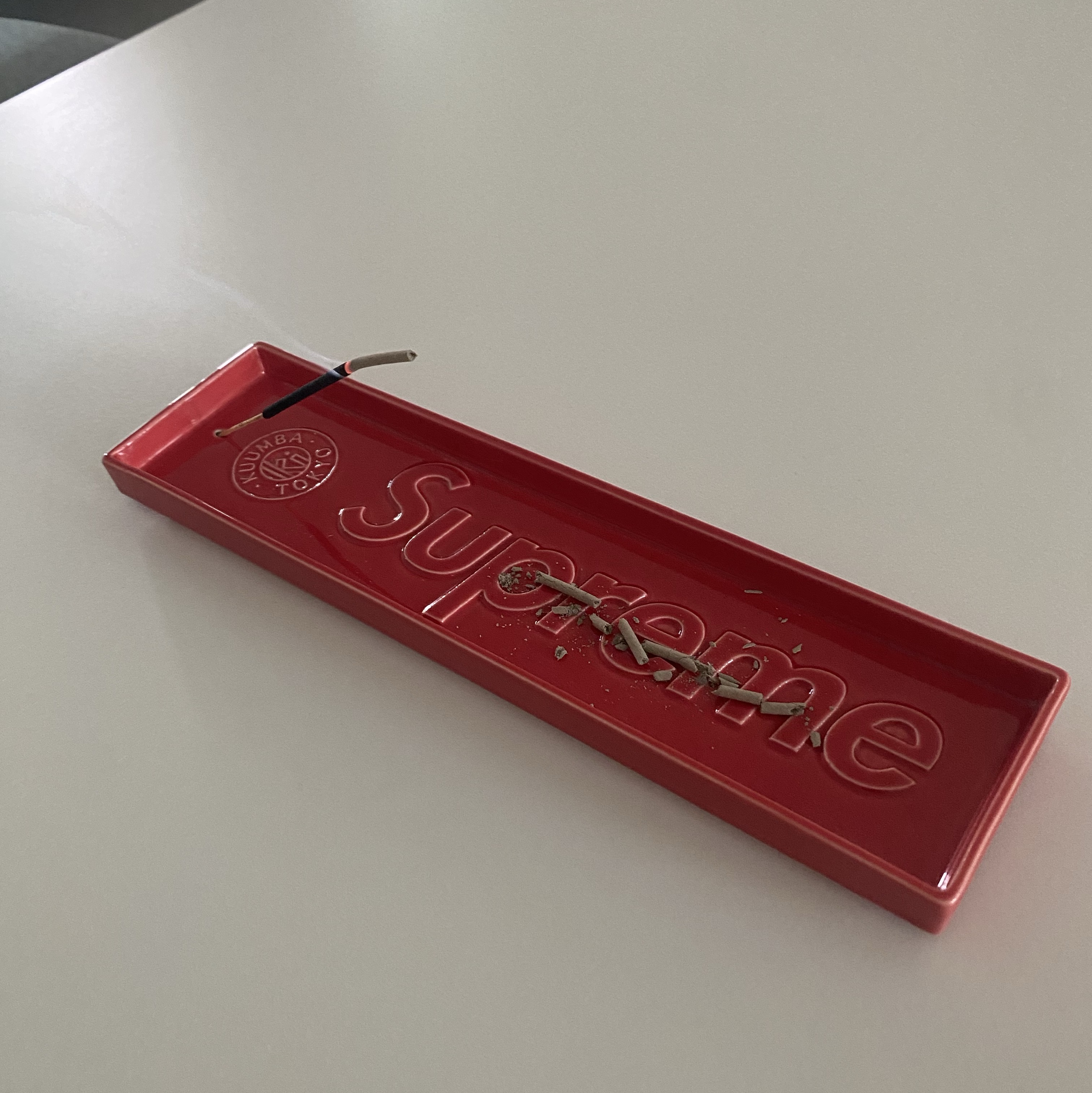 Supreme Kuumba Incense Tray Red - 24SS 착용 스타일
