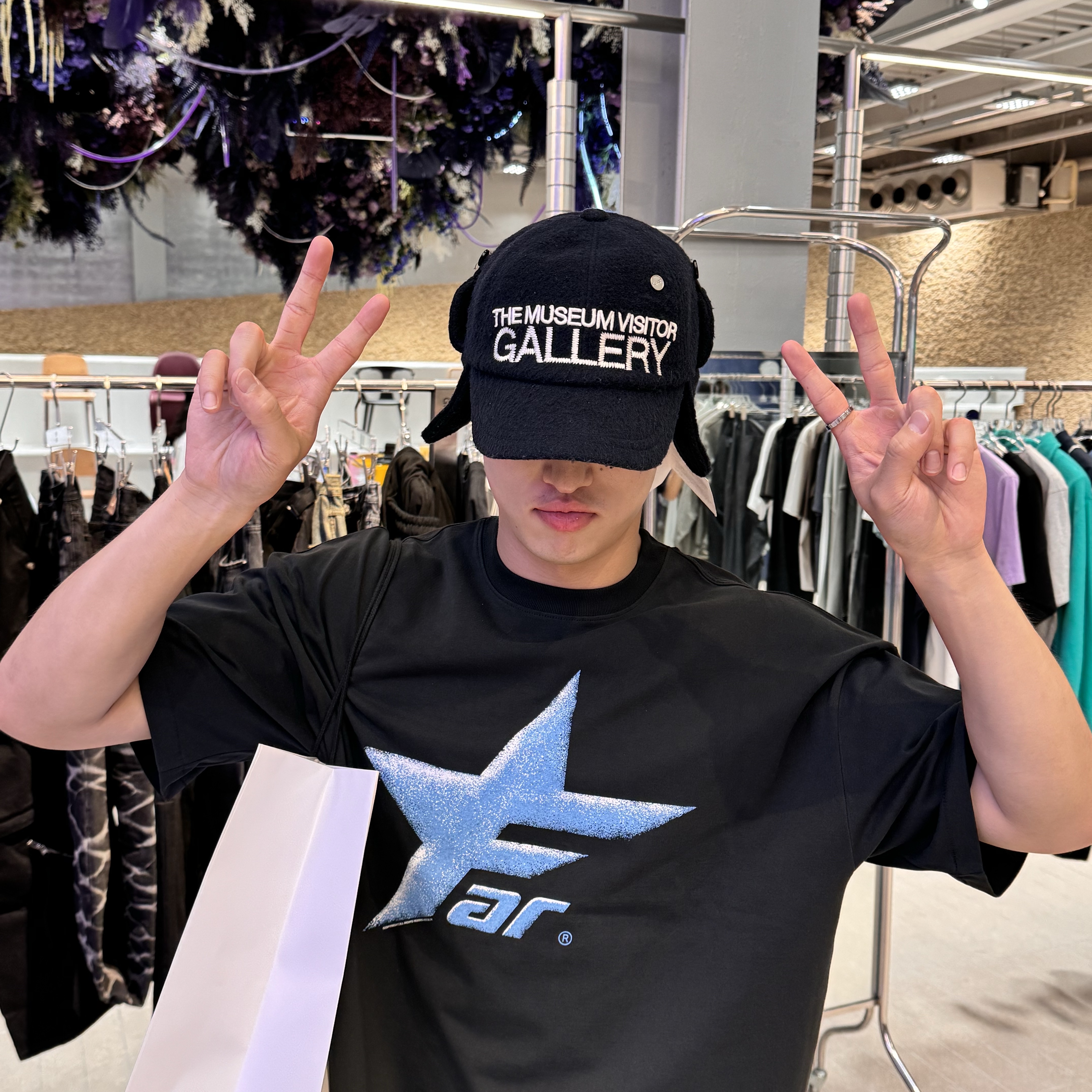 Farfromwhat Far Star Logo T-Shirt Green, Balenciaga Defender Sneakers Black 착용 스타일 - 3