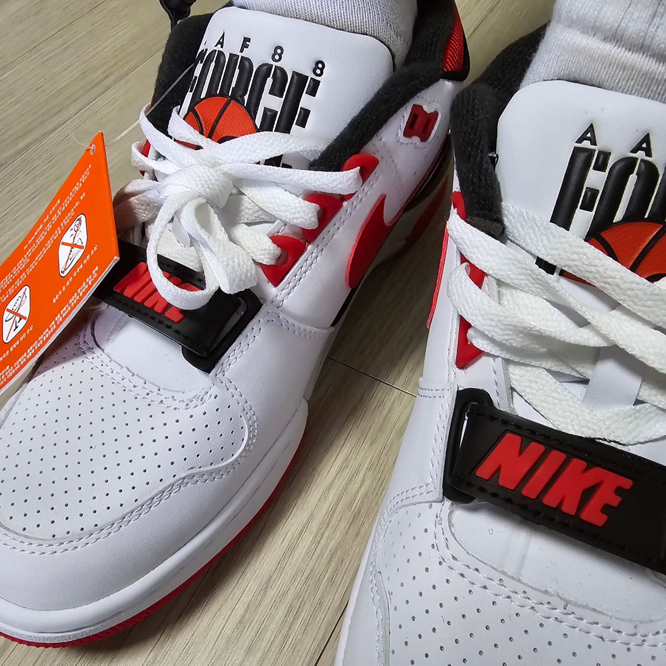 Nike x Billie Eilish Air Alpha Force 88 Fire Red and White 착용 스타일 - 1